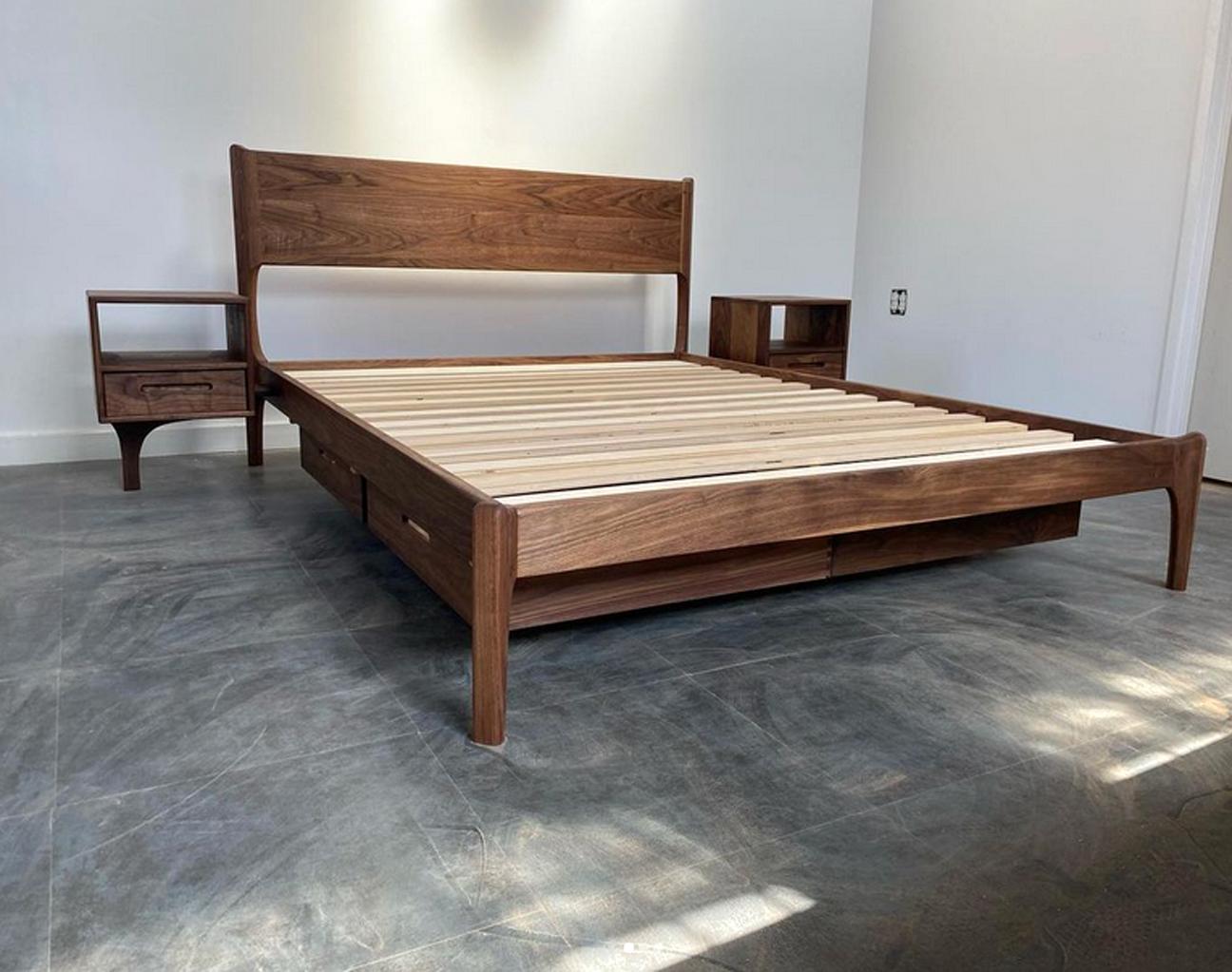 XXIe siècle et contemporain Deeble Classic Modern Storage Bed & Attached Nightstand Set - Mid Century Walnut (Noyer du milieu du siècle) en vente