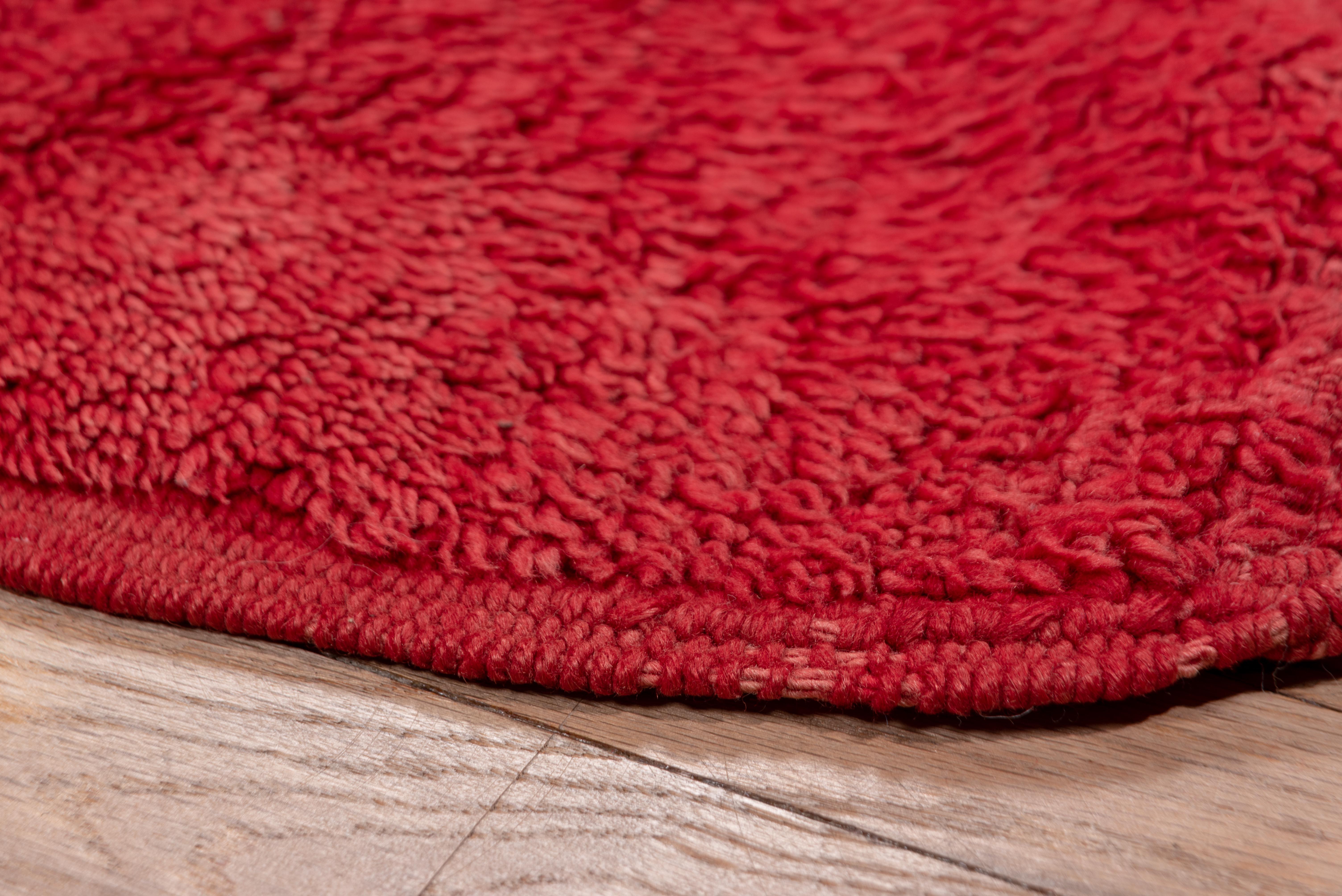 Chemin de table en laine rouge unie - antique - état fantastique - milieu du vingtième siècle - marocain