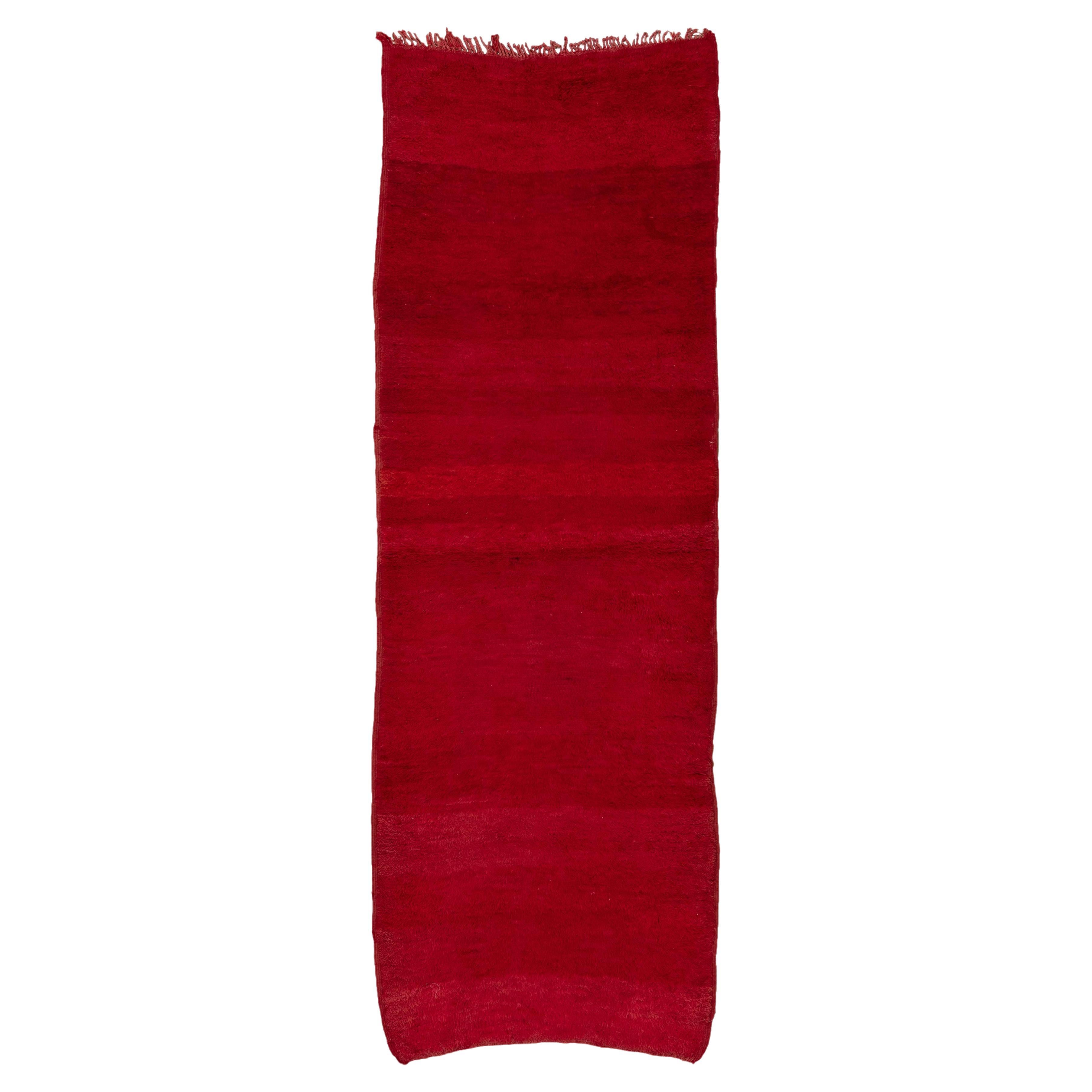 Tapis de couloir marocain rouge profond en vente