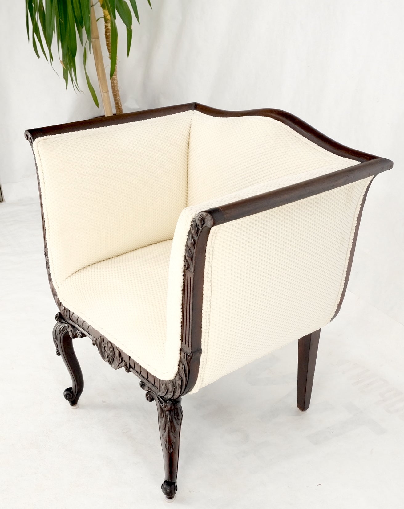 Chippendale Fauteuil de salon à accoudoirs profonds en acajou avec structure sculptée  en vente