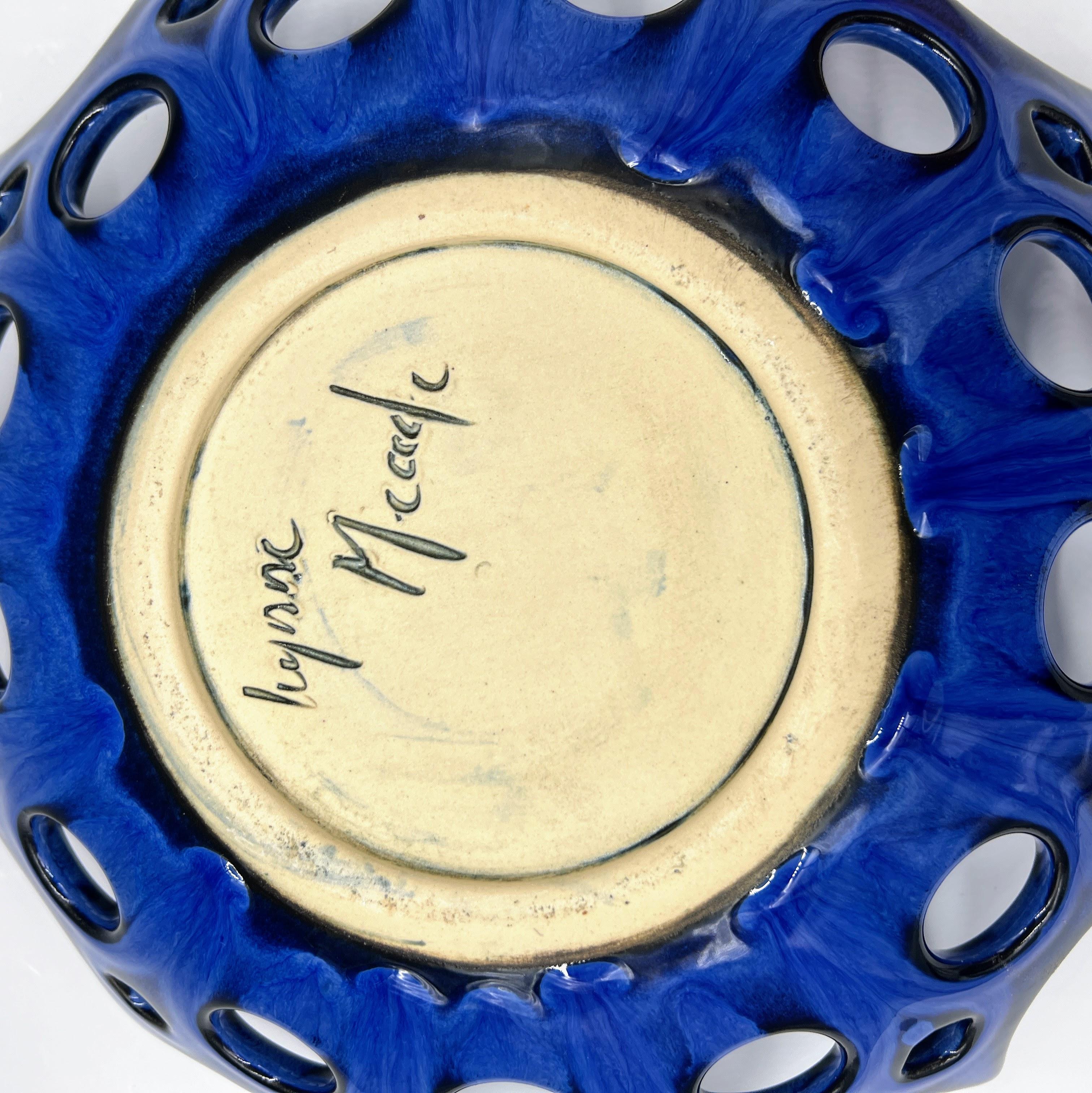 tief Azurblaue durchbrochene Stern-Keramikschale (Moderne der Mitte des Jahrhunderts) im Angebot