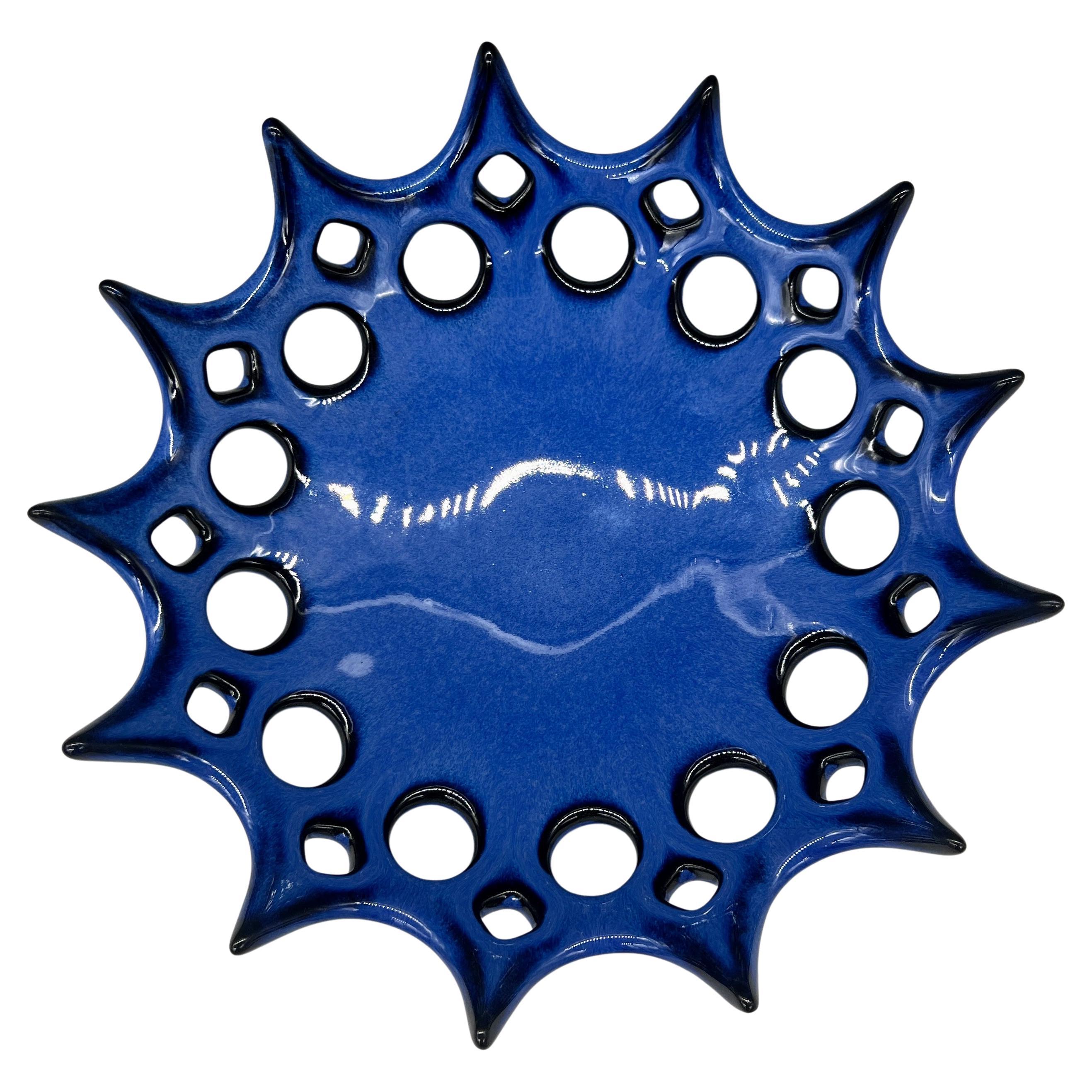 tief Azurblaue durchbrochene Stern-Keramikschale im Angebot