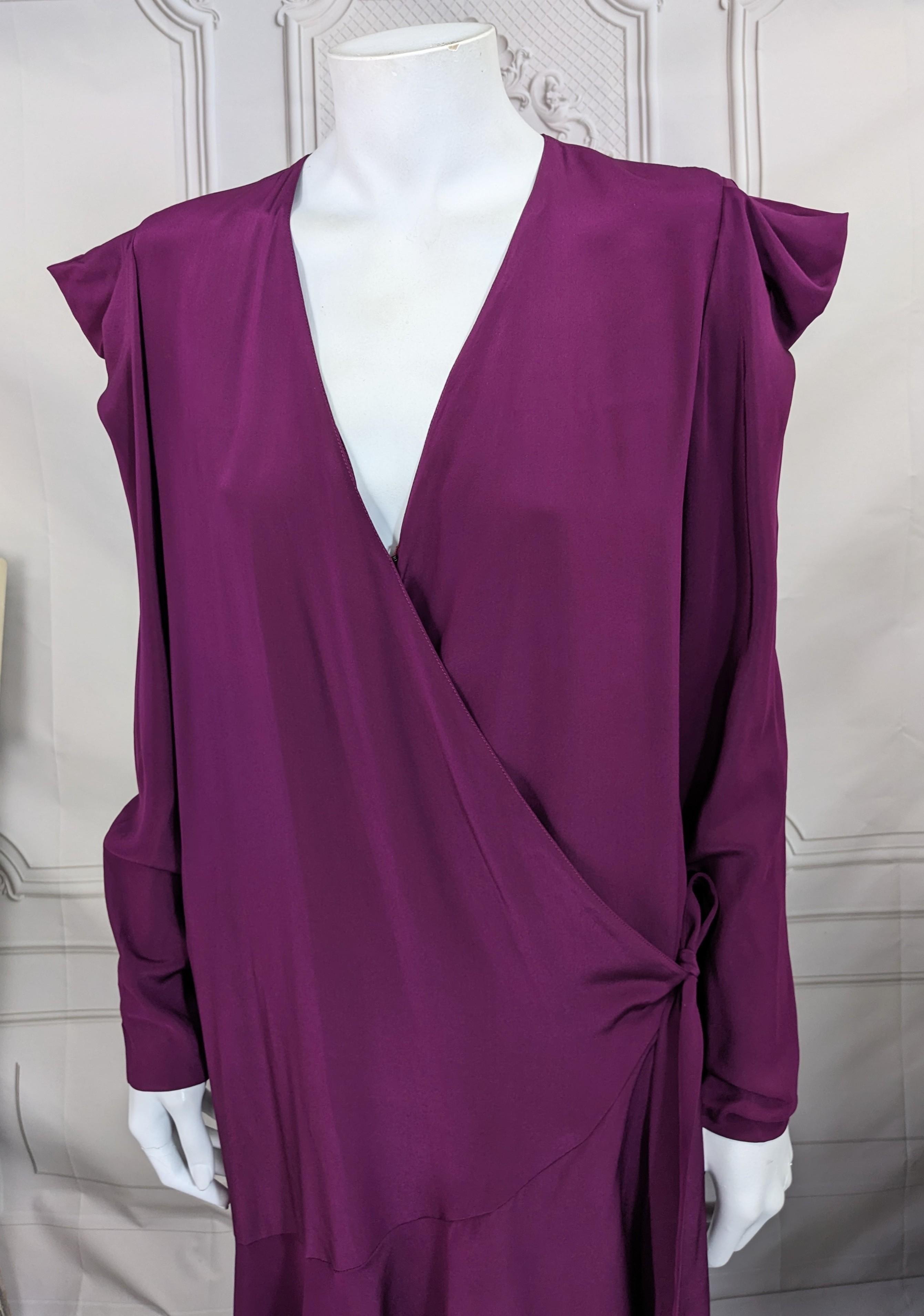 Violet Robe portefeuille en crêpe de soie Deep Berry en vente