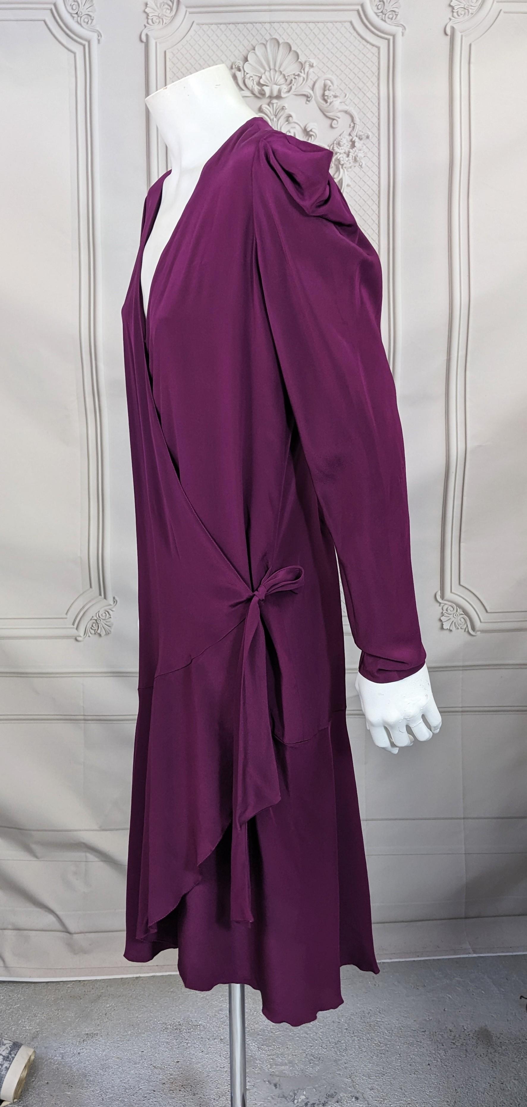 Robe portefeuille en crêpe de soie Deep Berry Bon état - En vente à New York, NY