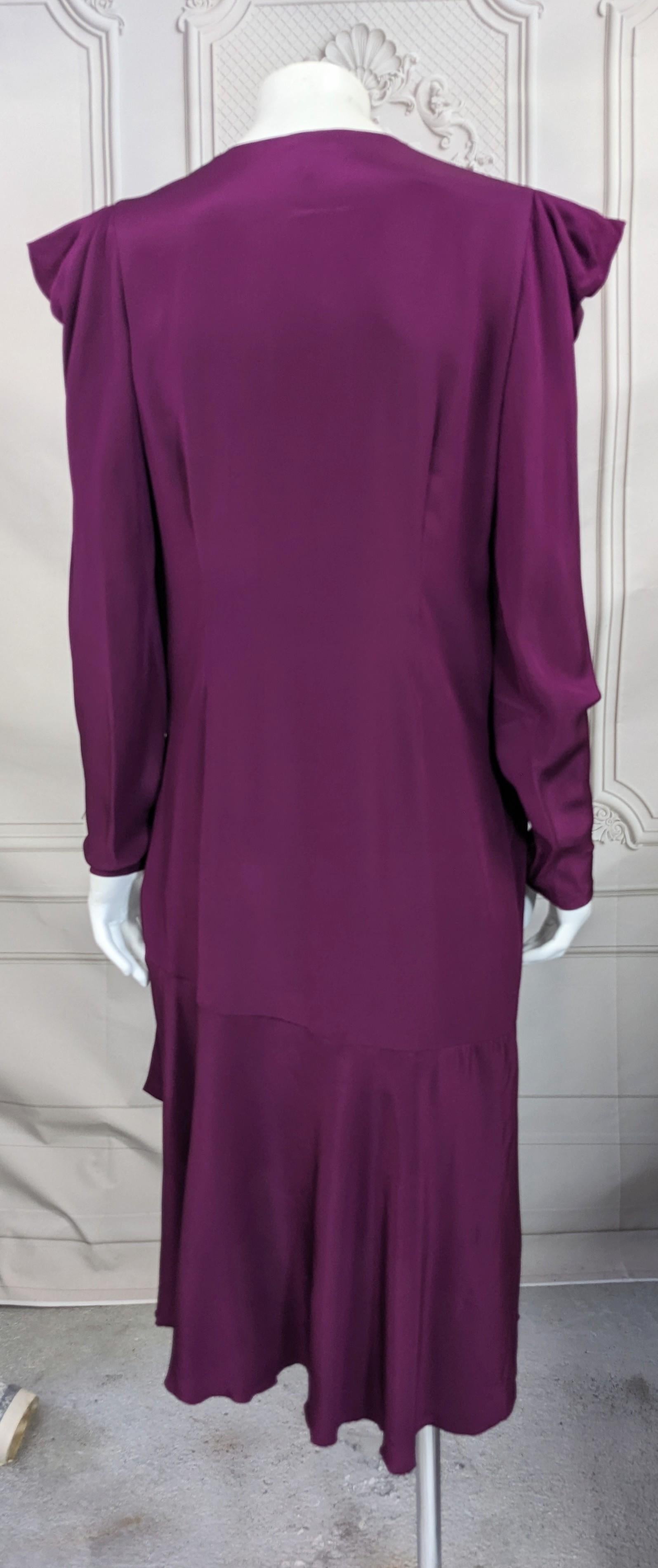 Robe portefeuille en crêpe de soie Deep Berry Unisexe en vente