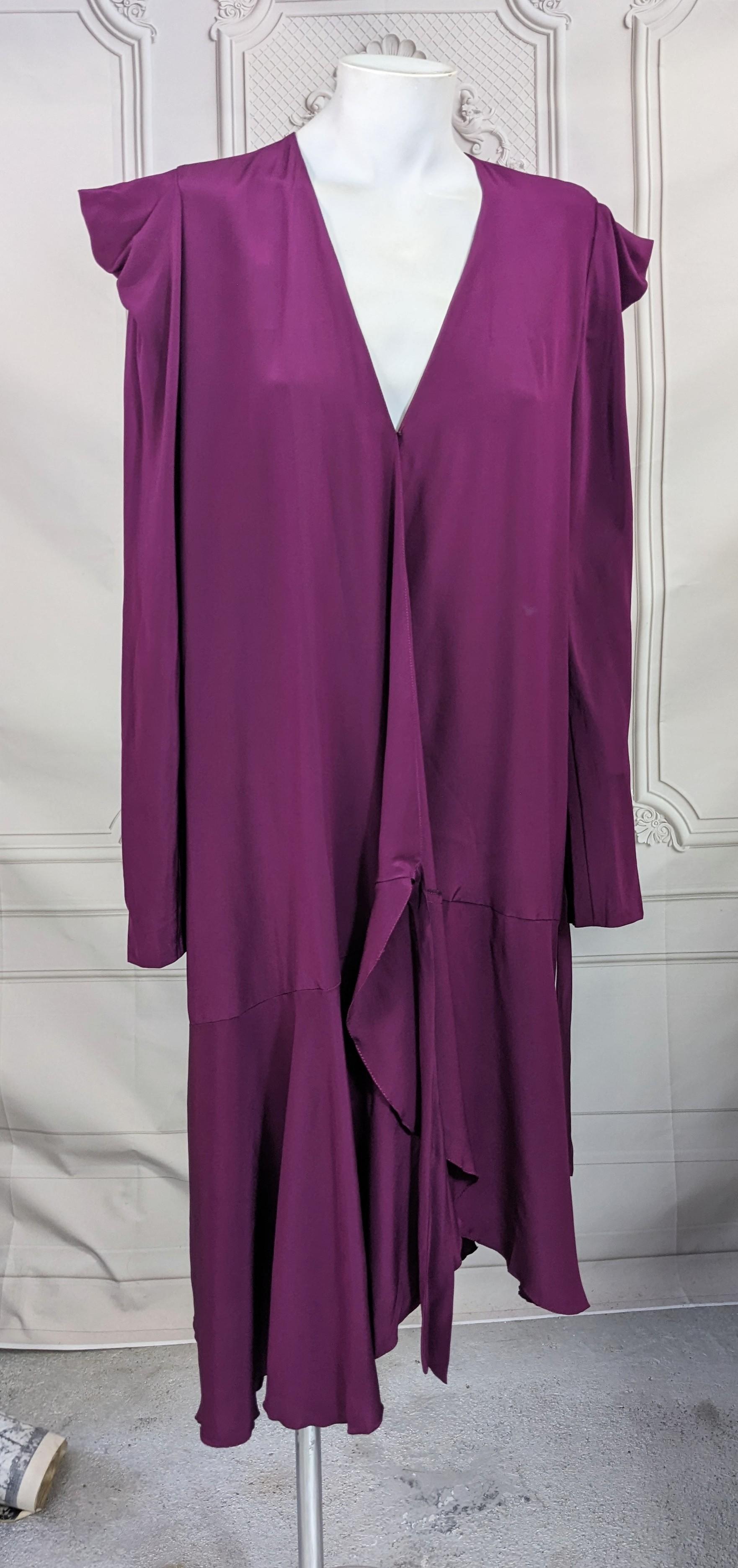Robe portefeuille en crêpe de soie Deep Berry en vente 1