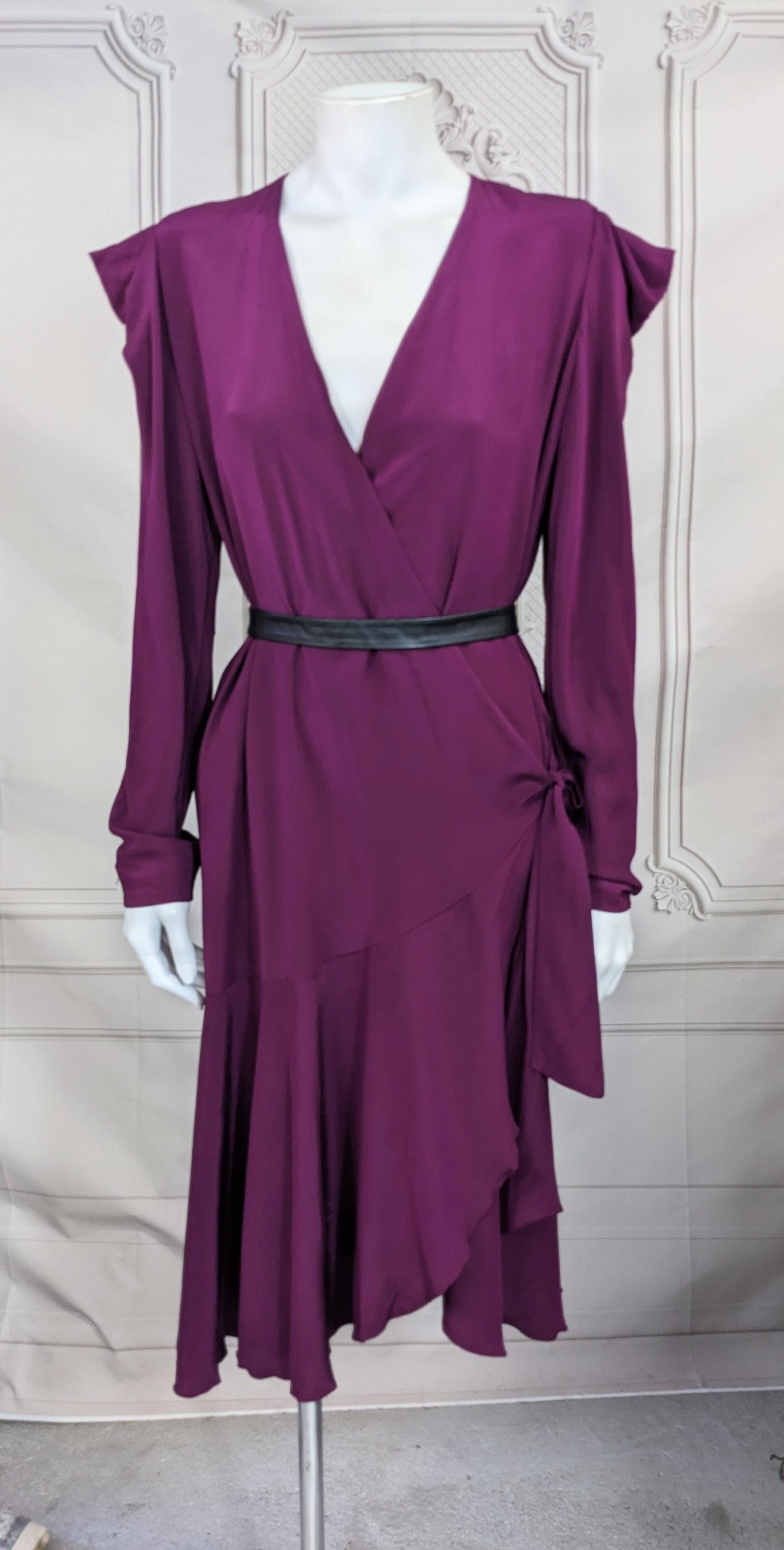 Robe portefeuille en crêpe de soie Deep Berry en vente 2