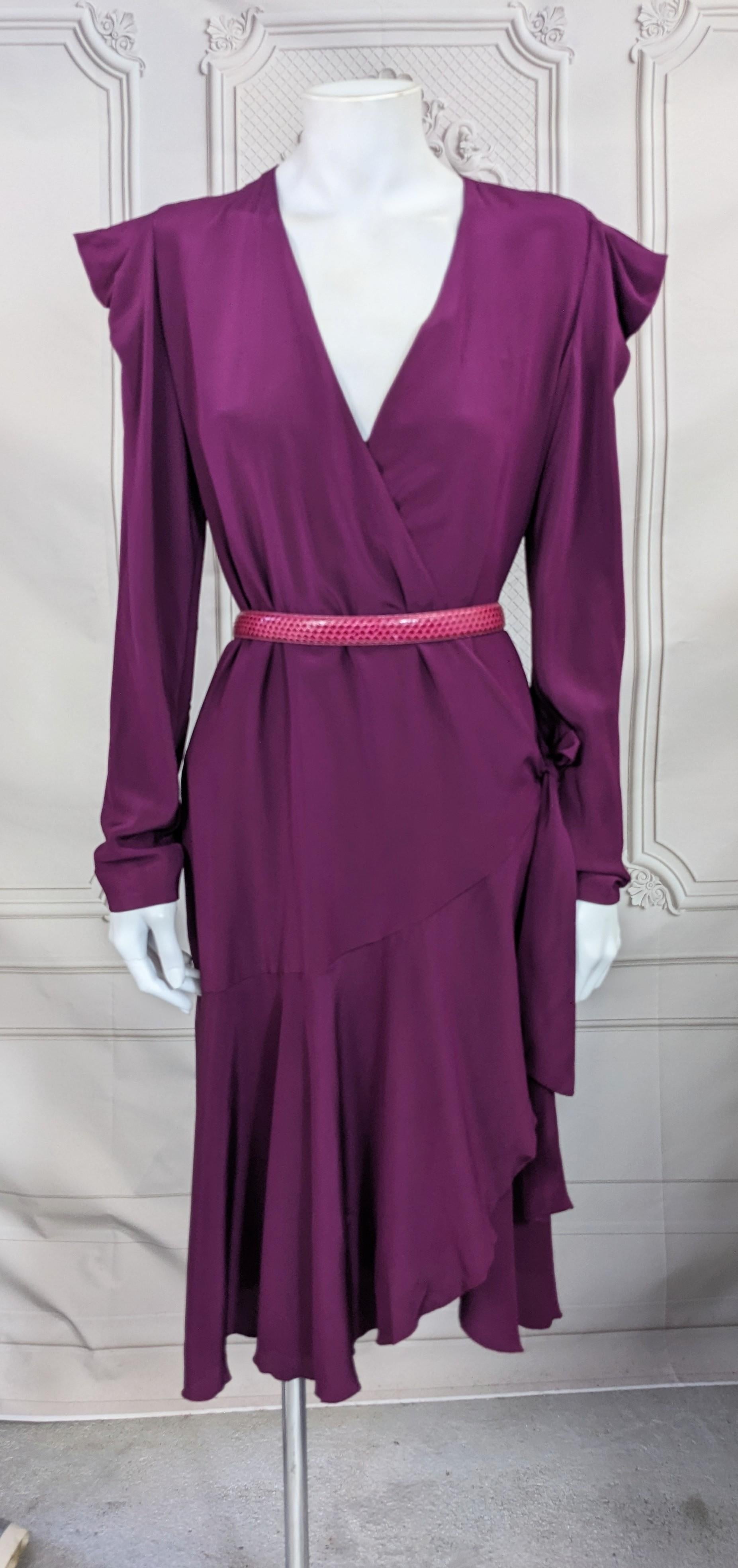 Robe portefeuille en crêpe de soie Deep Berry en vente 3