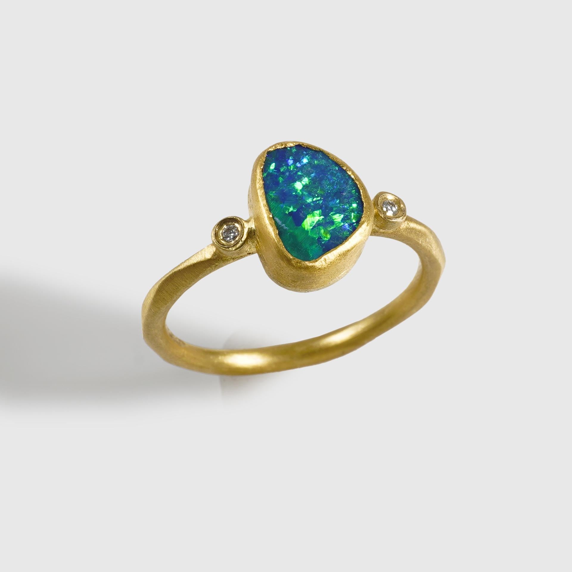 Bleu profond, 0,84ct Freeform Australian Boulder Opal Stackable Ring with Diamonds, 24K Yellow, Solid Gold. Bague unique en son genre. Cette pièce ferait une excellente bague à empiler avec d'autres pièces délicates.  

Détails :
Diamants :