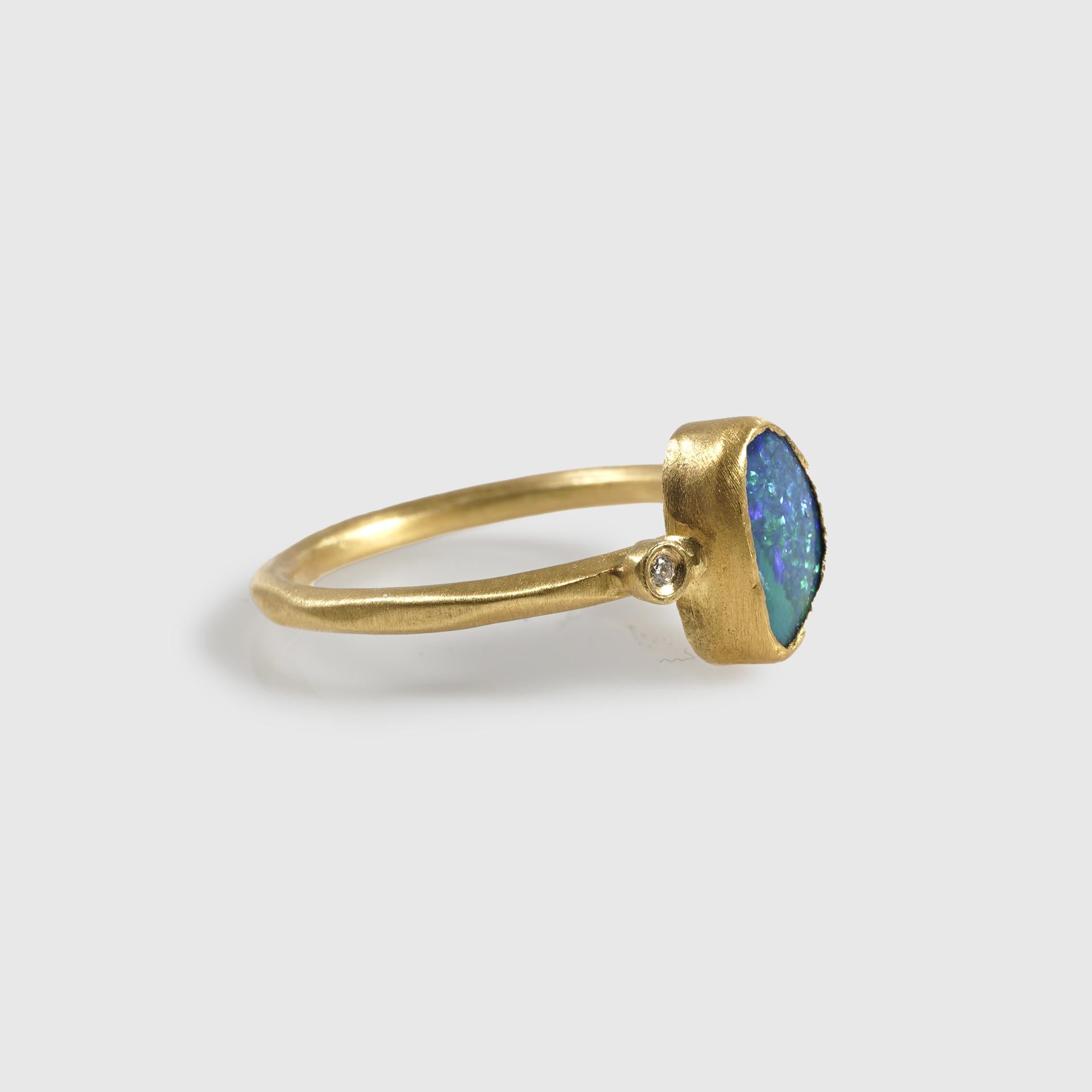 Deep Blue 0.84ct Freeform Australian Boulder Opal Stackable Ring w/ Diamonds 24k Unisexe en vente