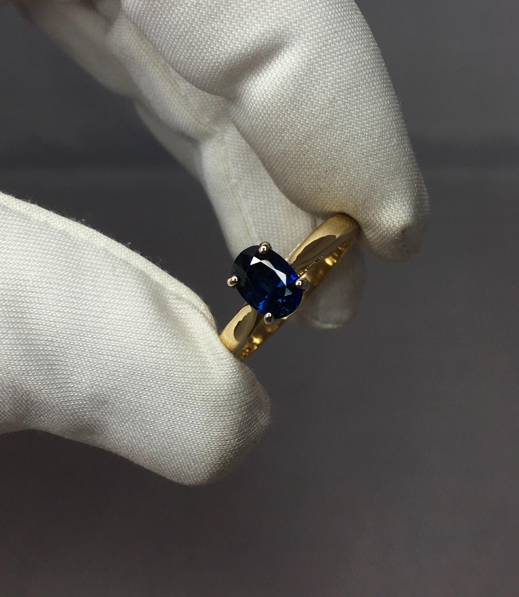 Deep Blue 1.25 Carat Sapphire Solitaire 18 Karat Mixed Gold Solitaire Ring In New Condition In Birmingham, GB