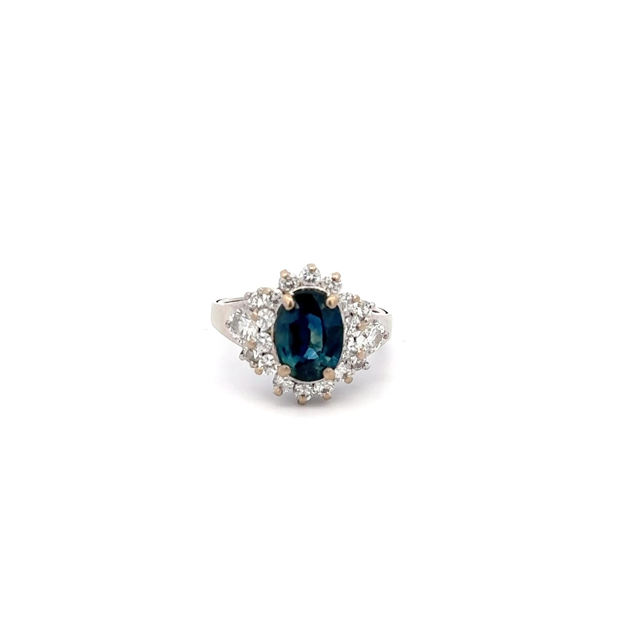 Exquise bague multistone en or blanc 14 carats, ornée d'un saphir bleu profond. La bague est ornée d'un saphir naturel de 2,35ct à taille ovale, certifié par le GIA, ne présentant aucune indication de traitement thermique, accentué par environ