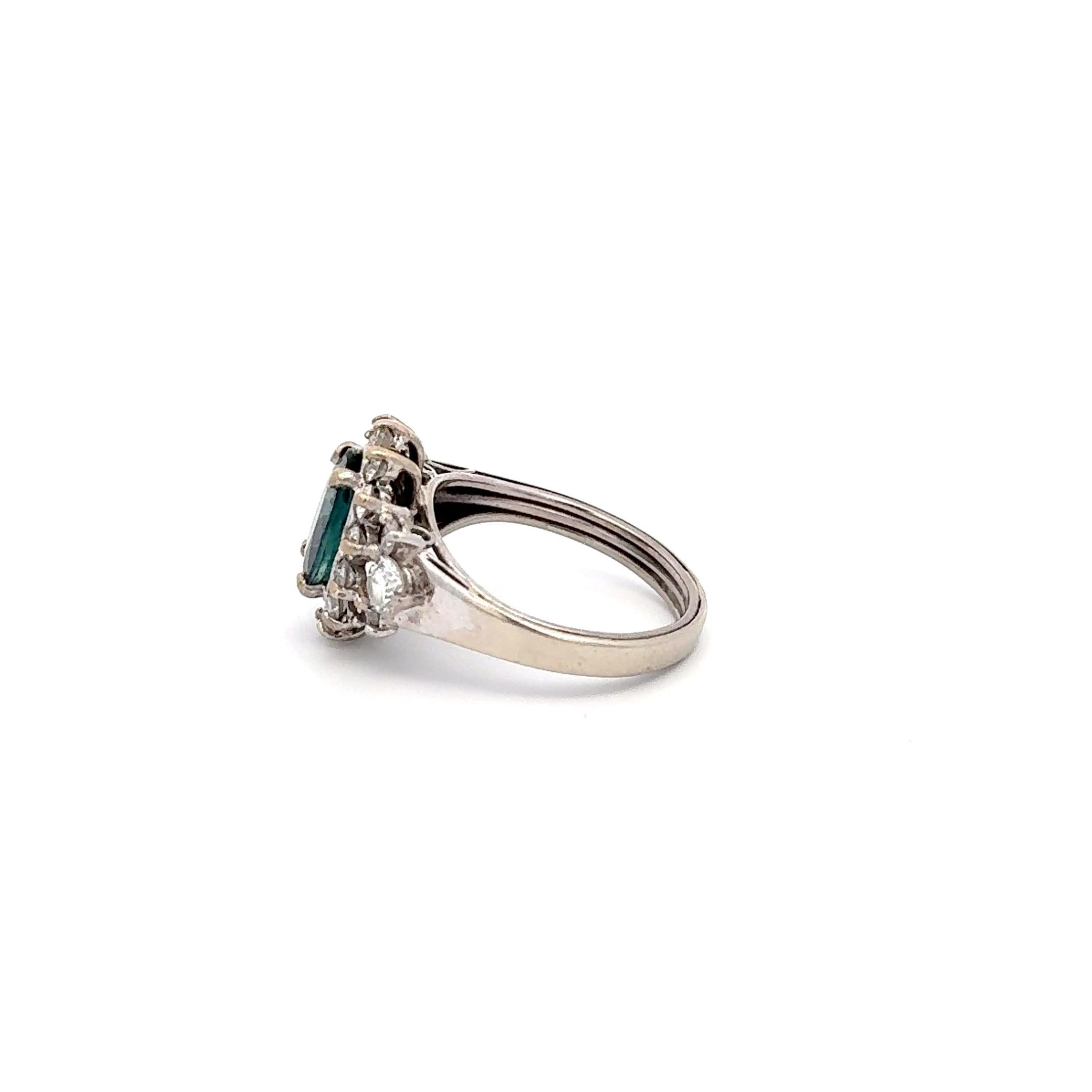 Taille ovale Bague en or blanc 14K avec saphir et diamant d'un bleu profond de 2,35ct en vente