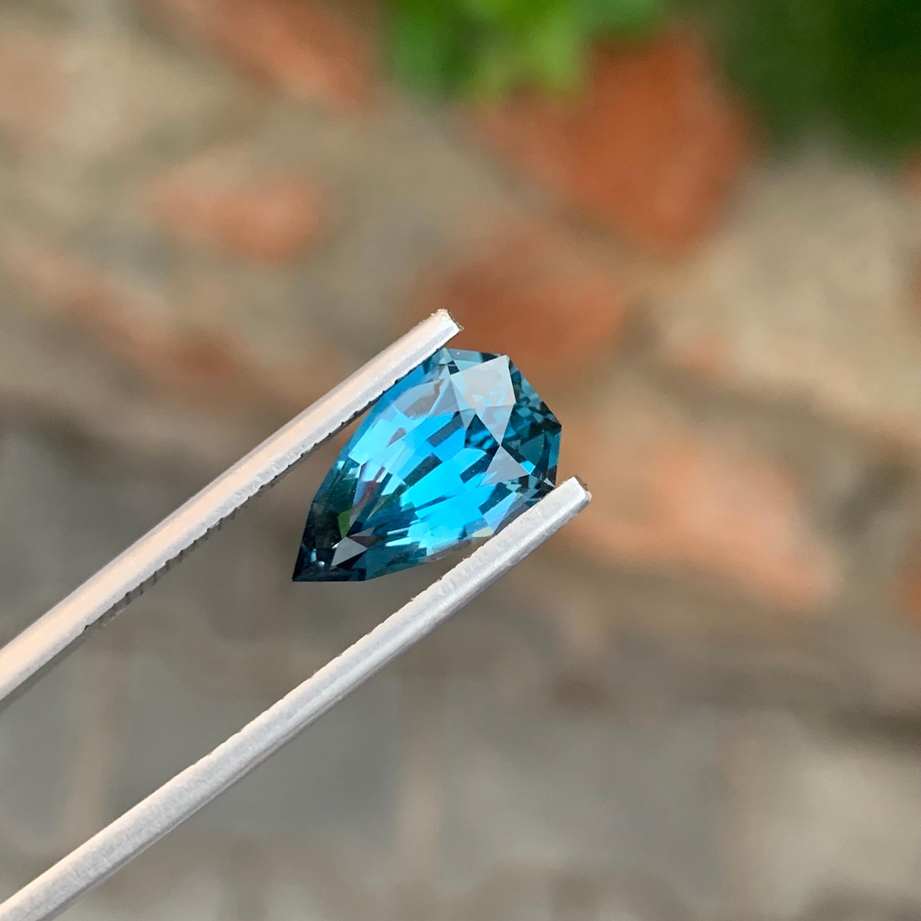 Deep Blue 4.05 Carat Stunning Loose London Blue Topaz Pear Shape Gemstone In New Condition For Sale In Peshawar, PK