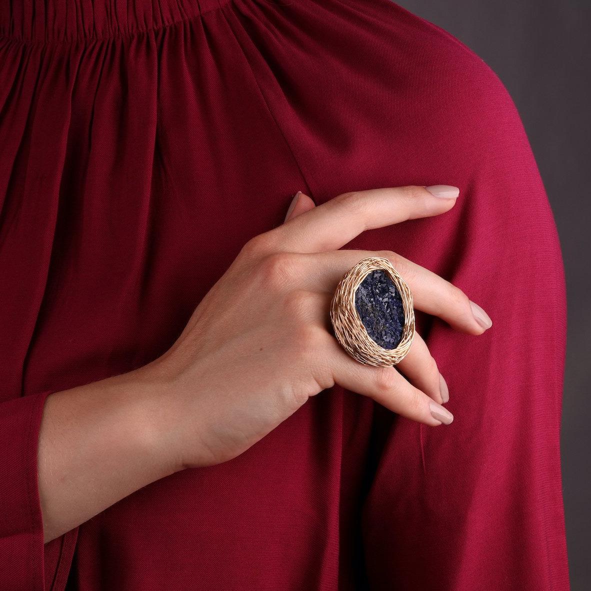 Bague fantaisie ou cocktail en or jaune 14 carats avec azurite d'un bleu profond de l'artiste en vente 5