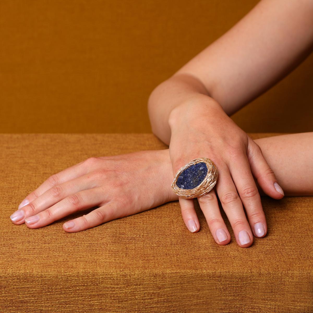 Bague fantaisie ou cocktail en or jaune 14 carats avec azurite d'un bleu profond de l'artiste en vente 7