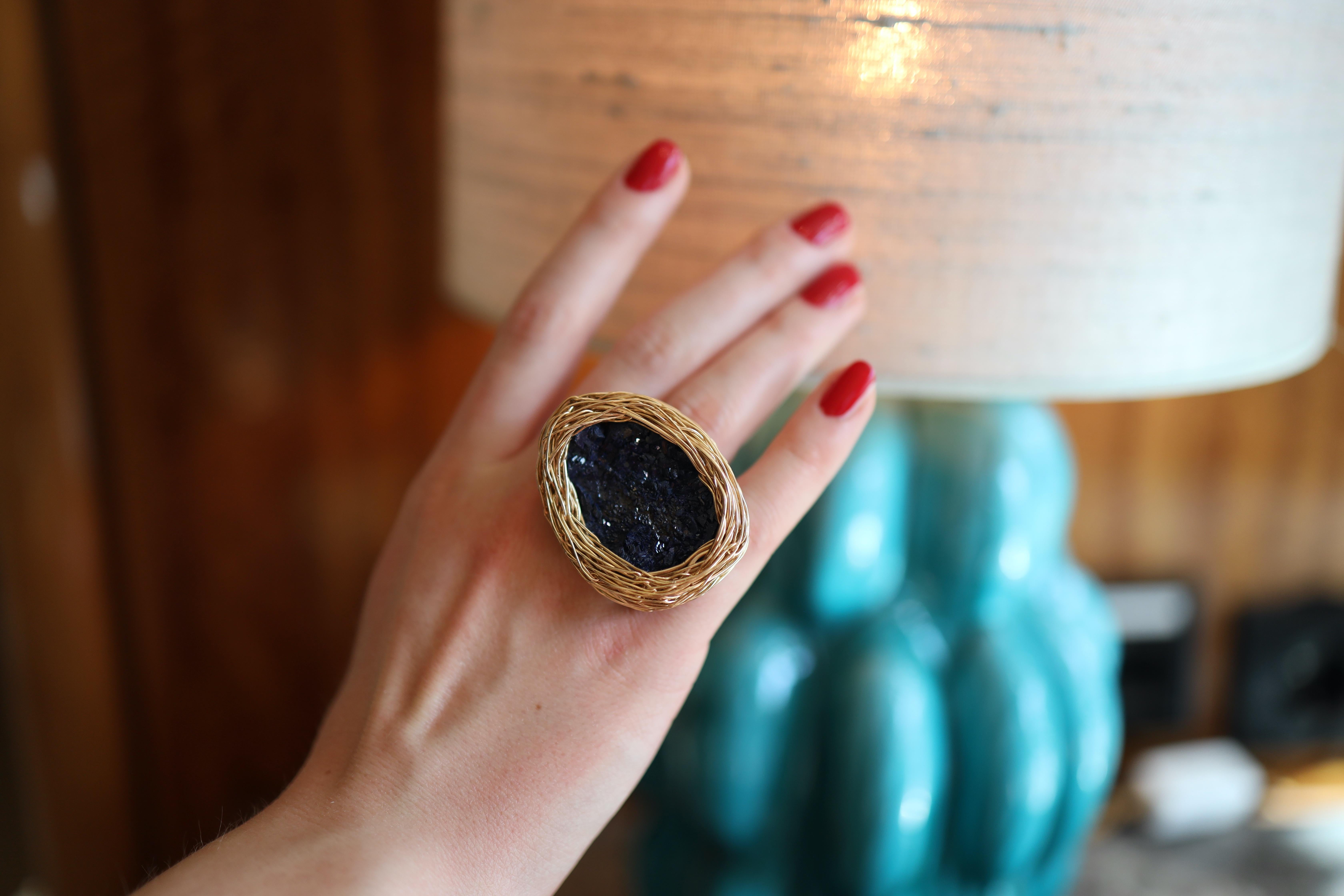 Bague fantaisie ou cocktail en or jaune 14 carats avec azurite d'un bleu profond de l'artiste Neuf - En vente à Engelberg, CH