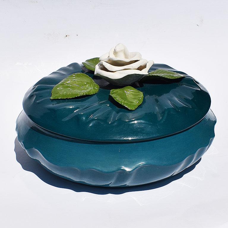 Américain Plat en céramique bleu foncé avec couvercle et fleur de magnolia blanche en guise de garniture en vente