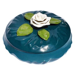 Plat en céramique bleu foncé avec couvercle et fleur de magnolia blanche en guise de garniture