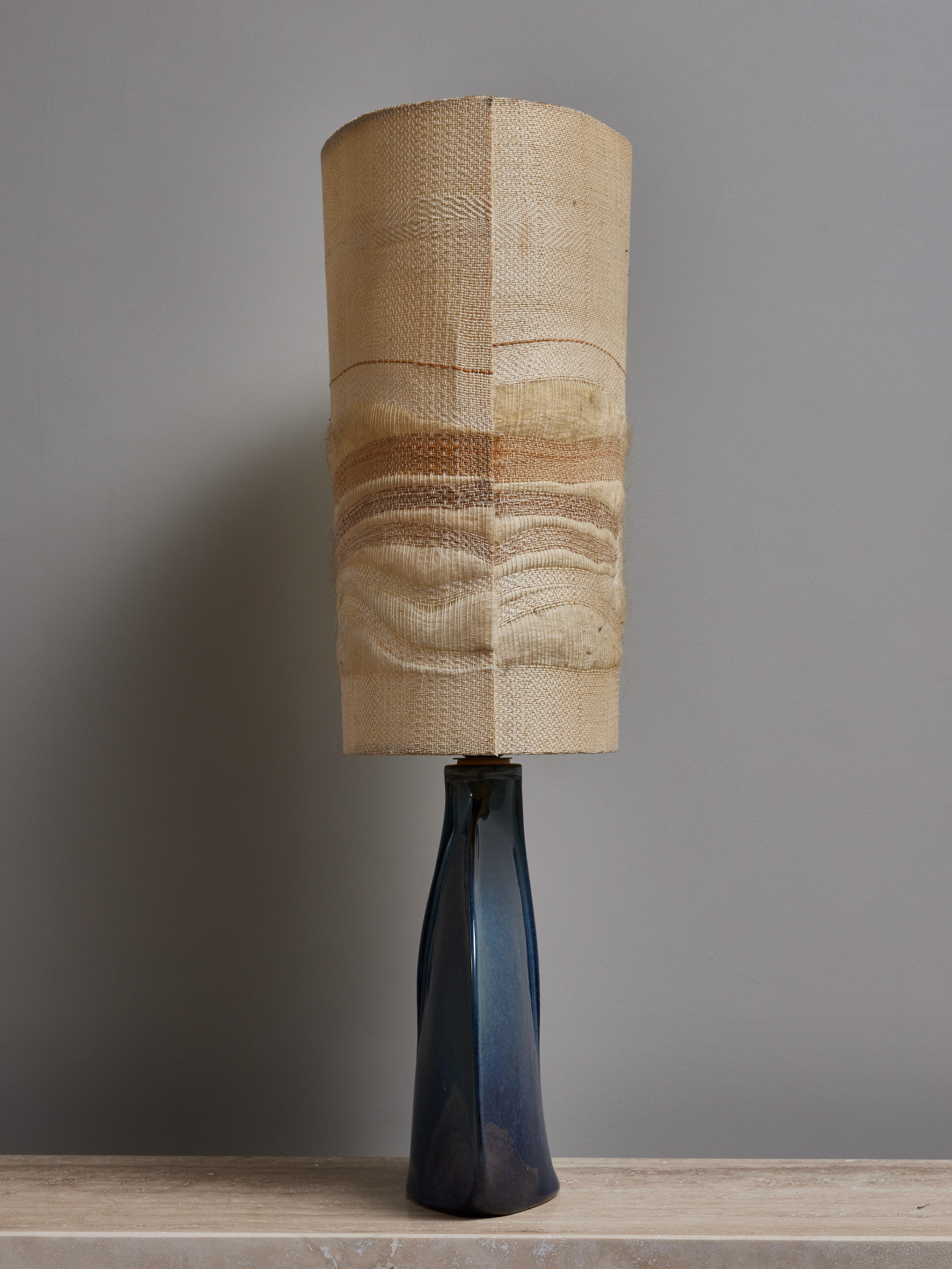 Tiefblaue Keramik-Tischlampe mit Vintage-Schirm (Französisch) im Angebot