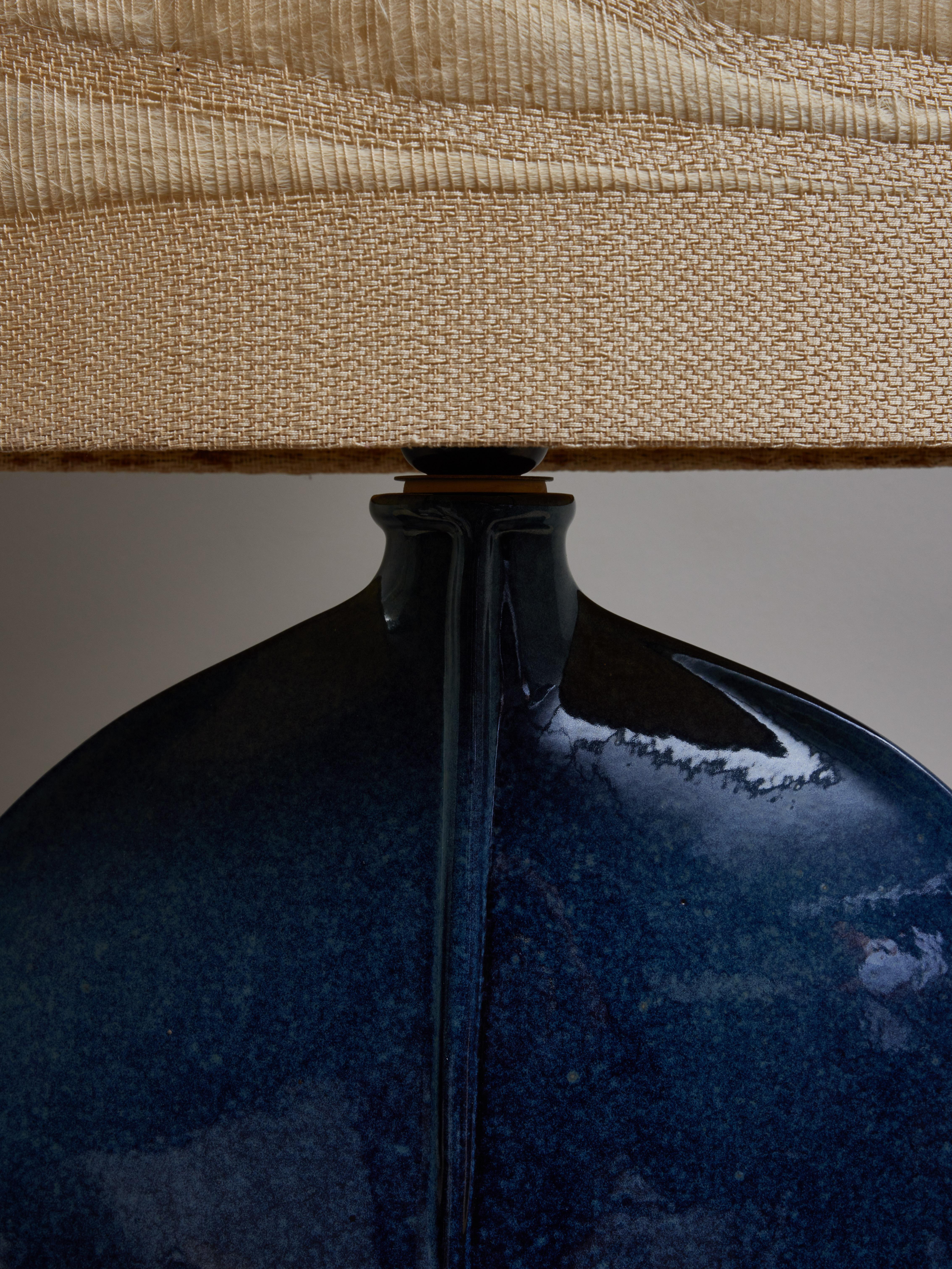 Tiefblaue Keramik-Tischlampe mit Vintage-Schirm im Zustand „Gut“ im Angebot in Saint-Ouen, IDF