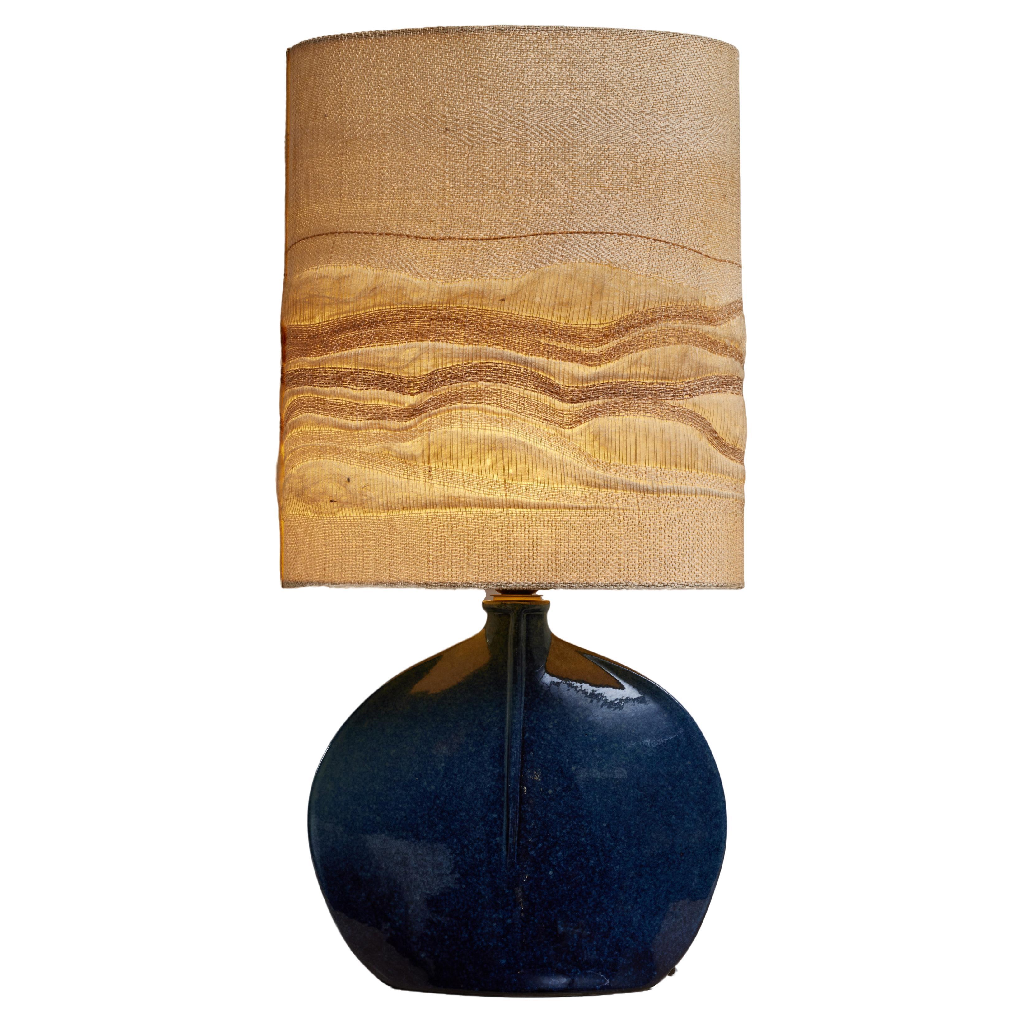 Tiefblaue Keramik-Tischlampe mit Vintage-Schirm im Angebot