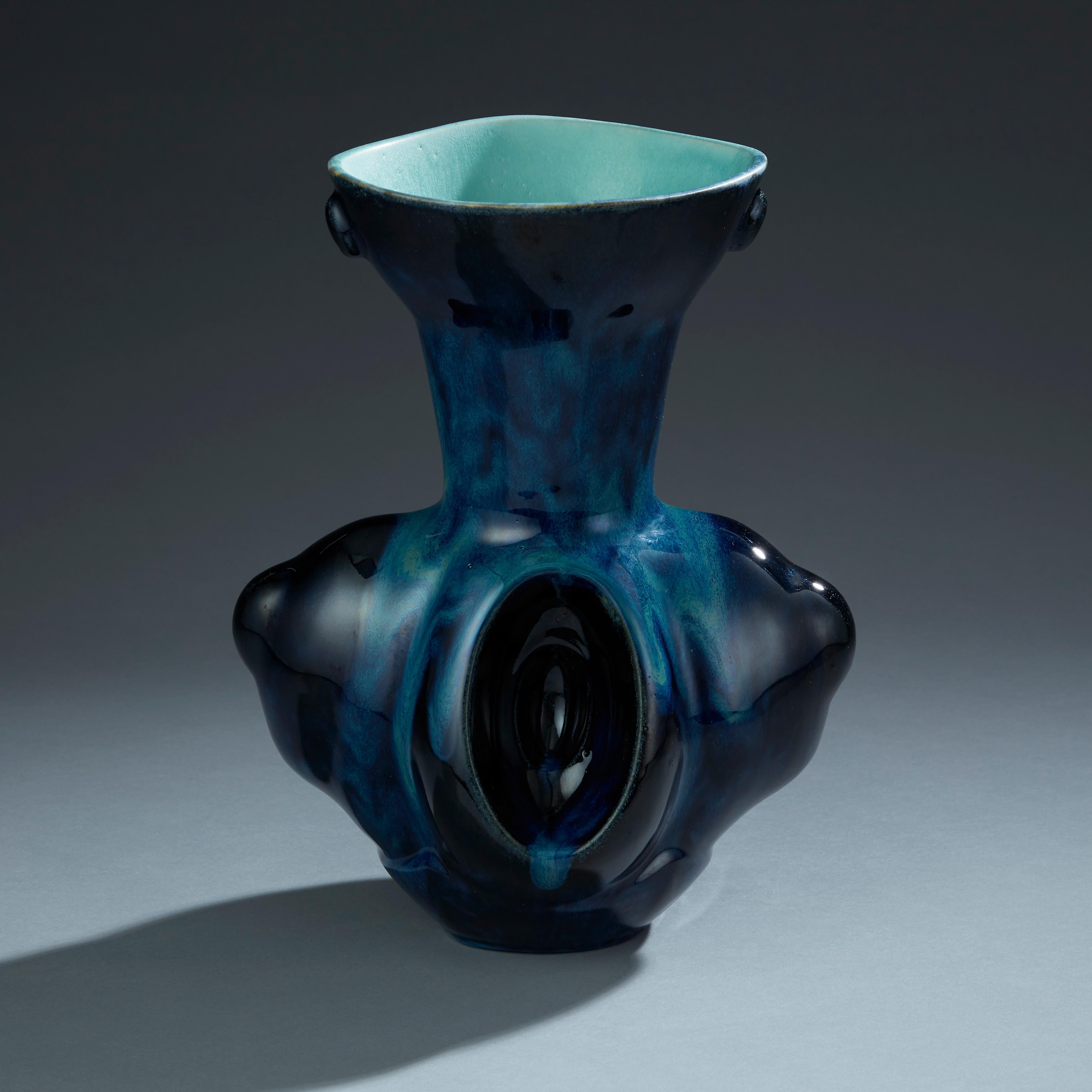 Violante Lodolo D'Oria, tiefblaue Vase mit Torso, 2021, glasiertes Steinzeug. Maße: B29cm x H35cm

Ein neues wunderschönes Werk der Keramikkünstlerin Violante Lodolo d' Oria. Durch die Schichtung verschiedener Glasuren entstehen schimmernde und