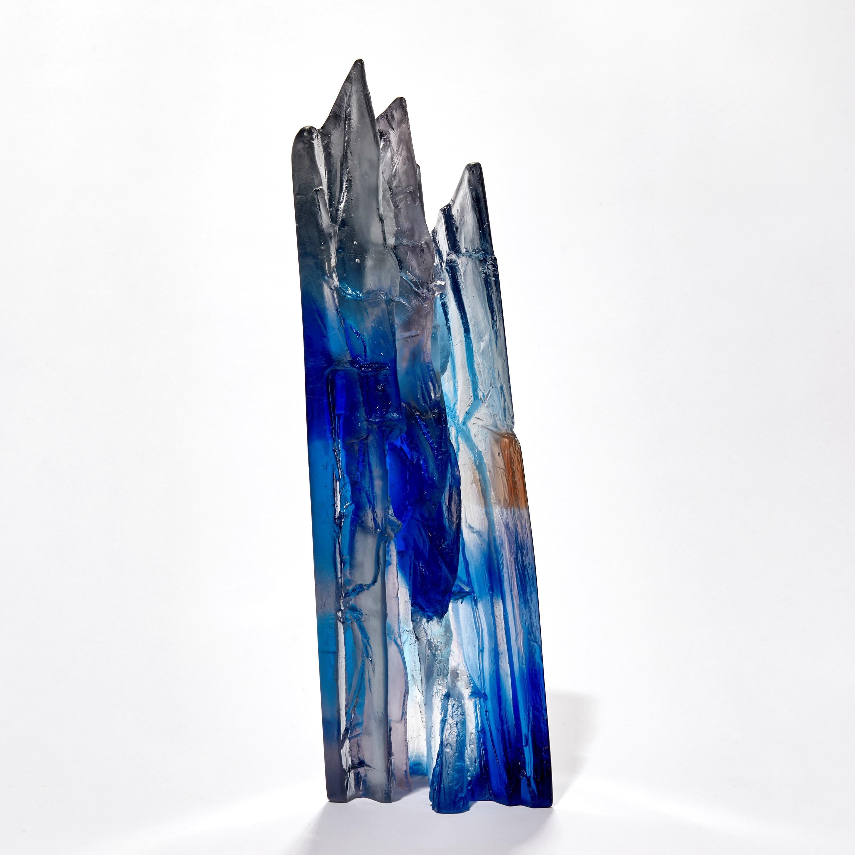 Organique  Cliff bleu profond, une riche œuvre d'art de falaise en verre bleu et gris de Crispian Heath en vente