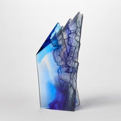 Deep Blue Cliff II, una scultura in vetro di Crispian Heath ispirata alla scogliera.