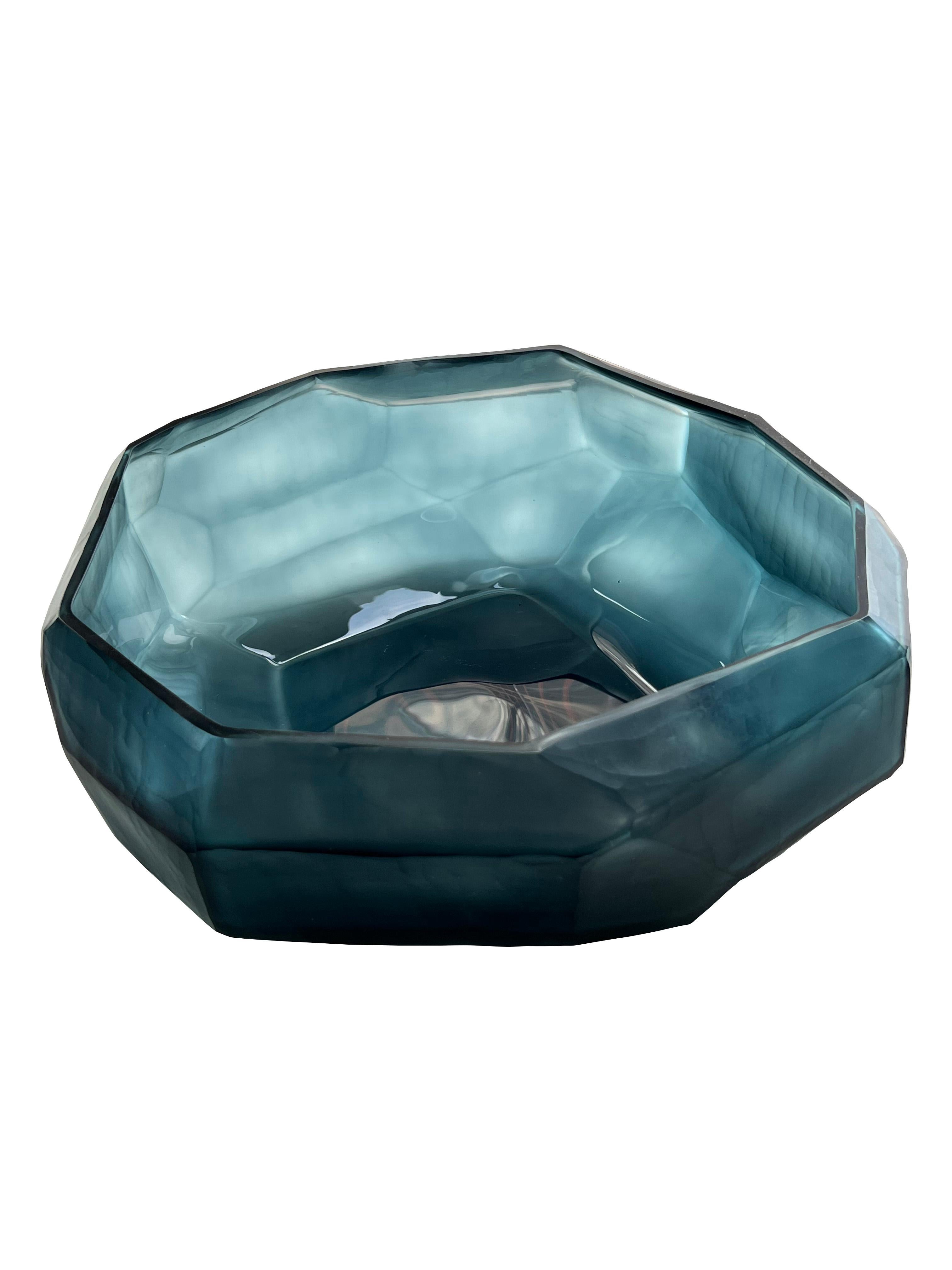 Coupe contemporaine en verre roumain bleu foncé.
Design/One ciselé et cubiste.
Peut contenir de l'eau.
