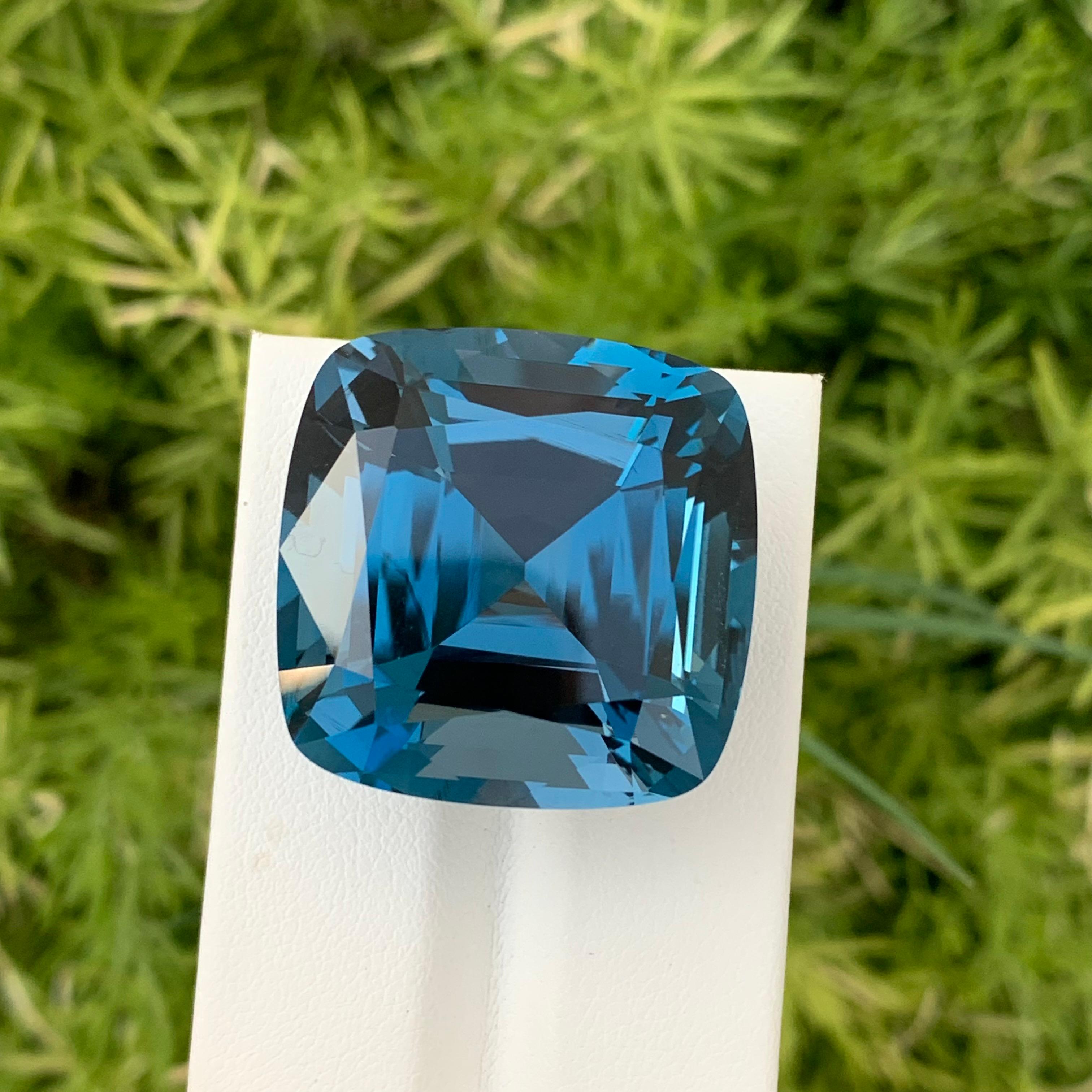 Deep Blue Gigantic 94.20 Carat Faceted London Blue Topaz Perfect Square Shape In New Condition For Sale In Peshawar, PK