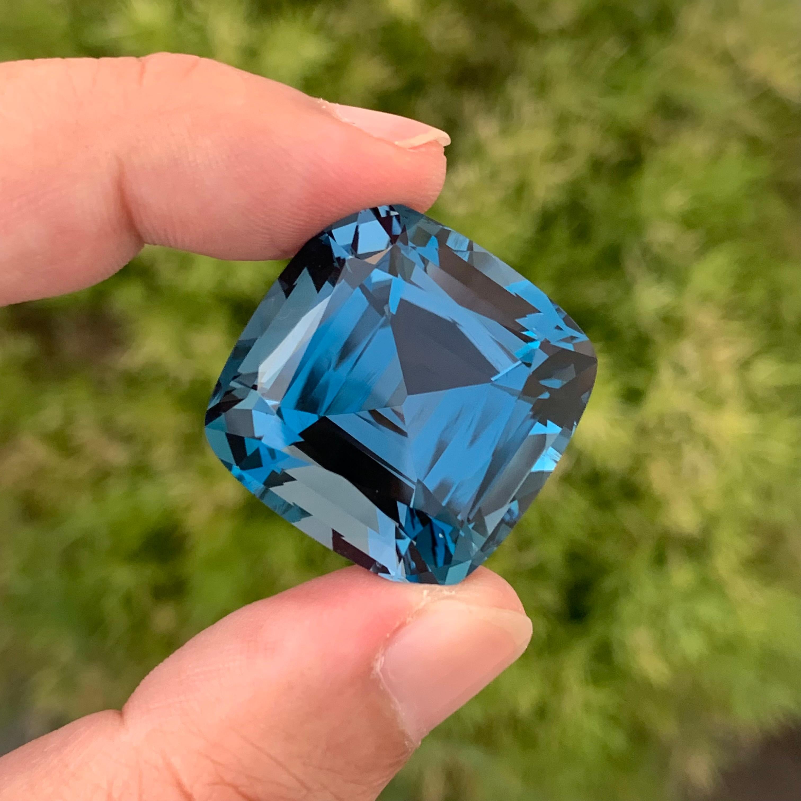 Deep Blue Gigantic 94.20 Carat Faceted London Blue Topaz Perfect Square Shape For Sale 1