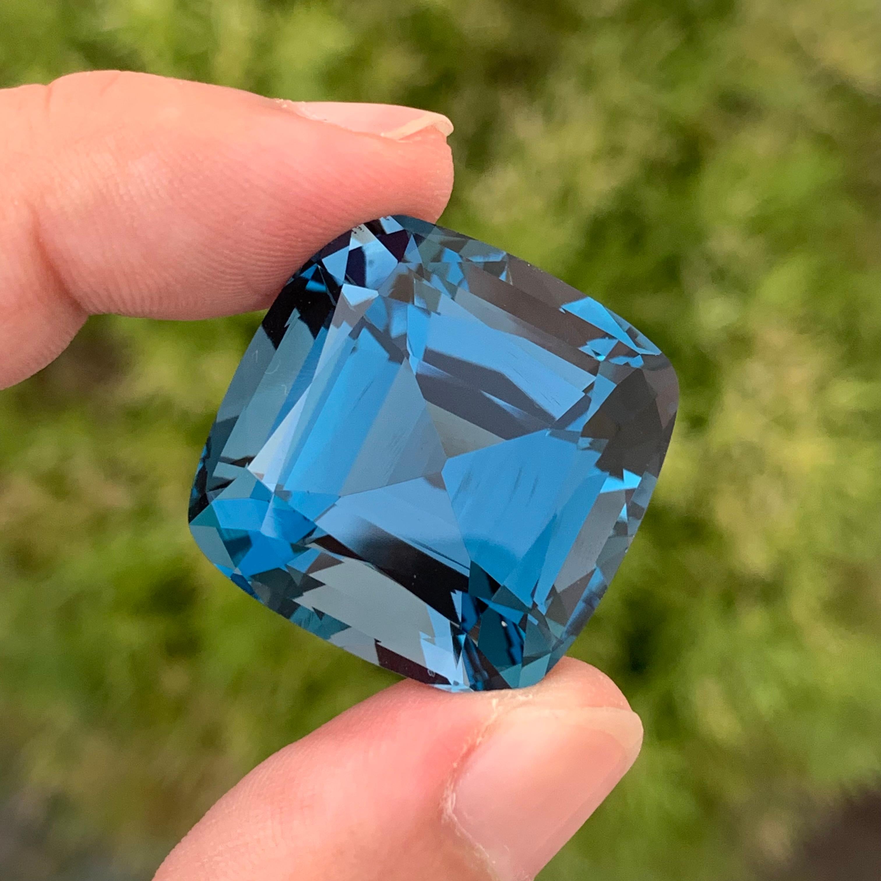 Deep Blue Gigantic 94.20 Carat Faceted London Blue Topaz Perfect Square Shape For Sale 2