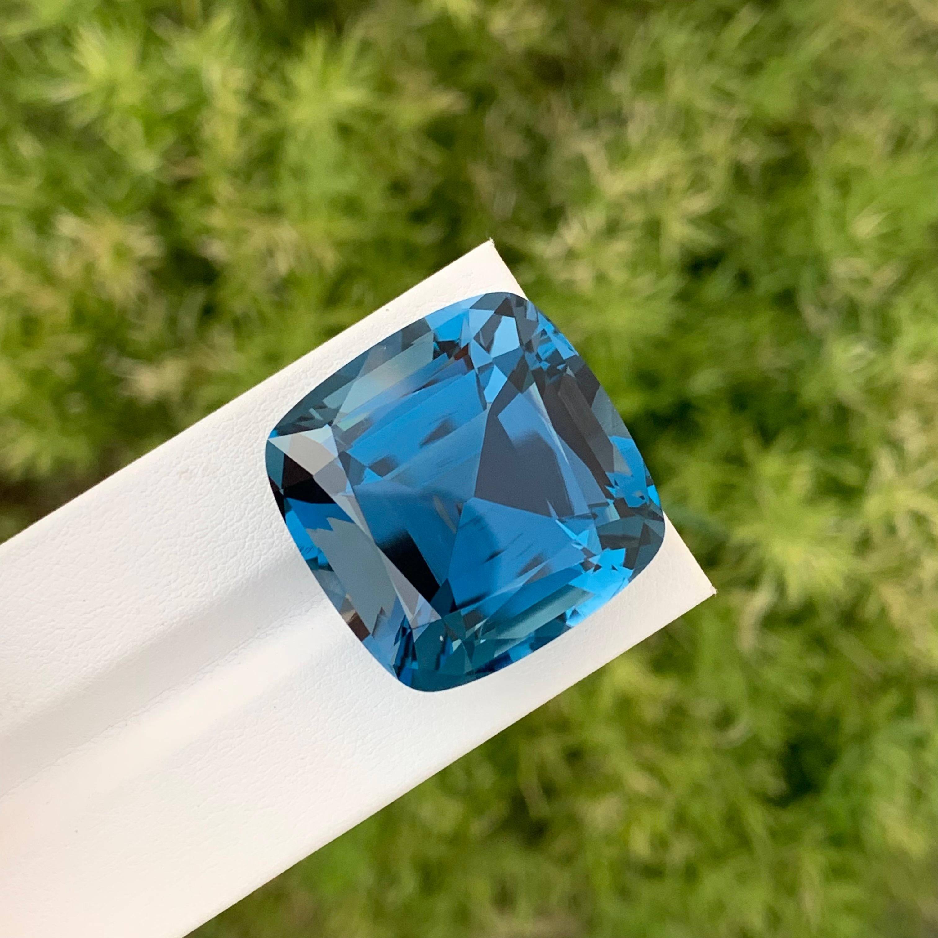 Deep Blue Gigantic 94.20 Carat Faceted London Blue Topaz Perfect Square Shape For Sale 3