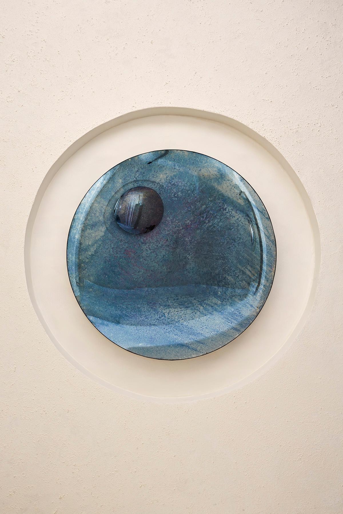 Miroir I bleu profond Homa
Dimensions : D 97 x H 7 cm
MATERIAL : Miroir convexe oxydé. 

HOMA est un atelier de design contemporain basé à Istanbul. Les procédés caractéristiques de l'atelier sont le verre soufflé à la main, le fusing du verre et le