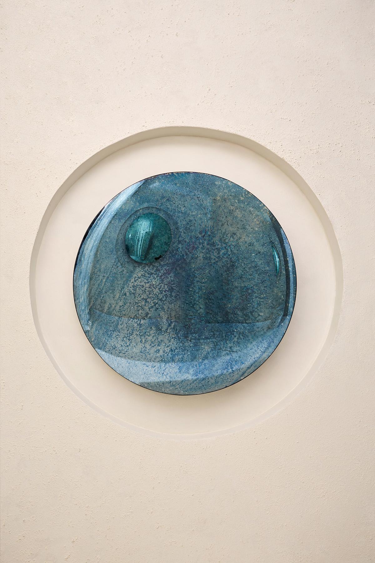 Miroir bleu profond II d'Homa
Dimensions : D 97 x H 7 cm
MATERIAL : Miroir convexe oxydé. 

HOMA est un atelier de design contemporain basé à Istanbul. Les procédés caractéristiques de l'atelier sont le verre soufflé à la main, le fusing du verre et