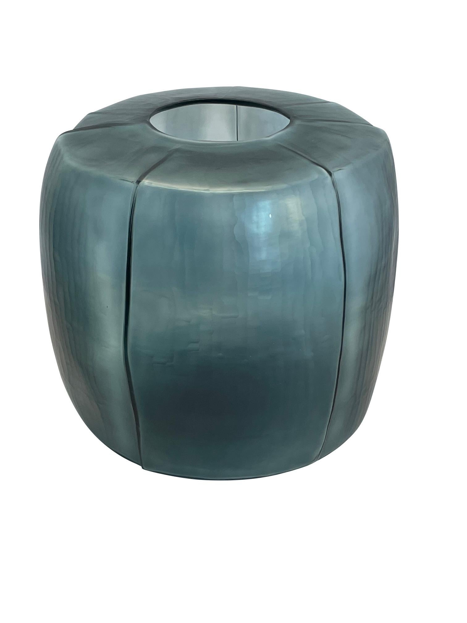 Vaso in vetro rumeno contemporaneo a più lati di colore blu intenso.
Può contenere acqua
Da una grande collezione