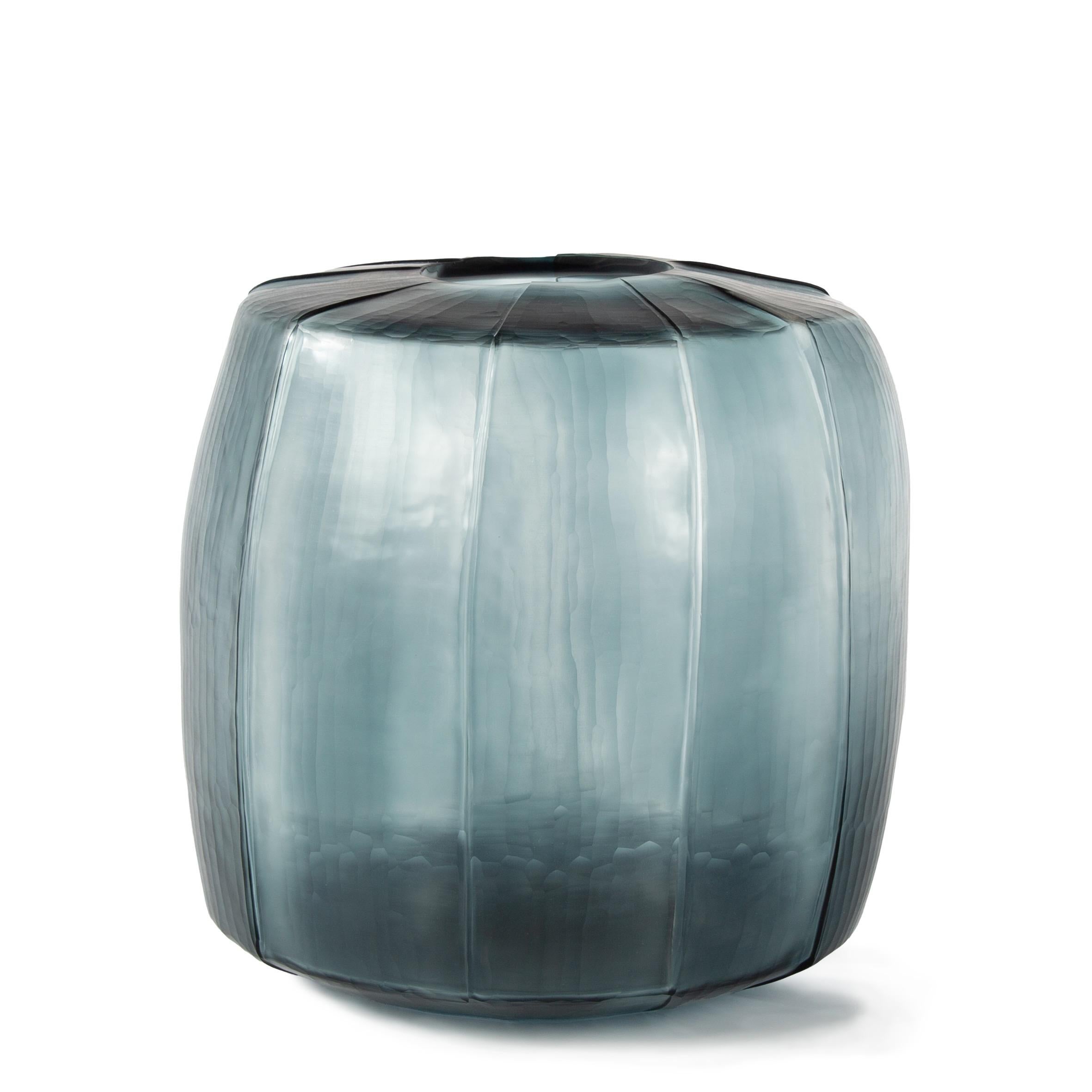 Romeno Vaso in vetro blu profondo a più lati, Romania, Contemporary in vendita