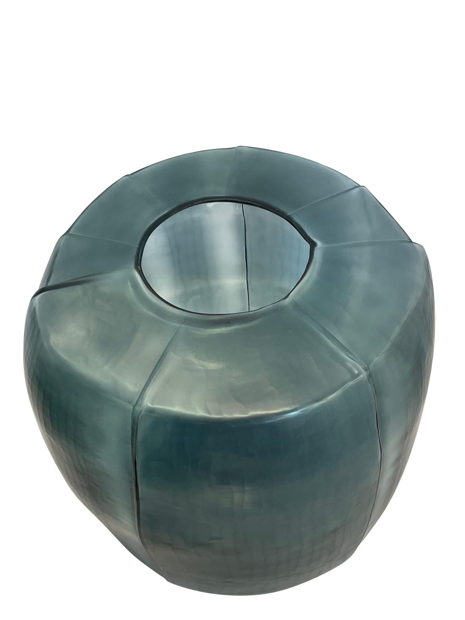 Vaso in vetro blu profondo a più lati, Romania, Contemporary In condizioni Nuovo in vendita a New York, NY