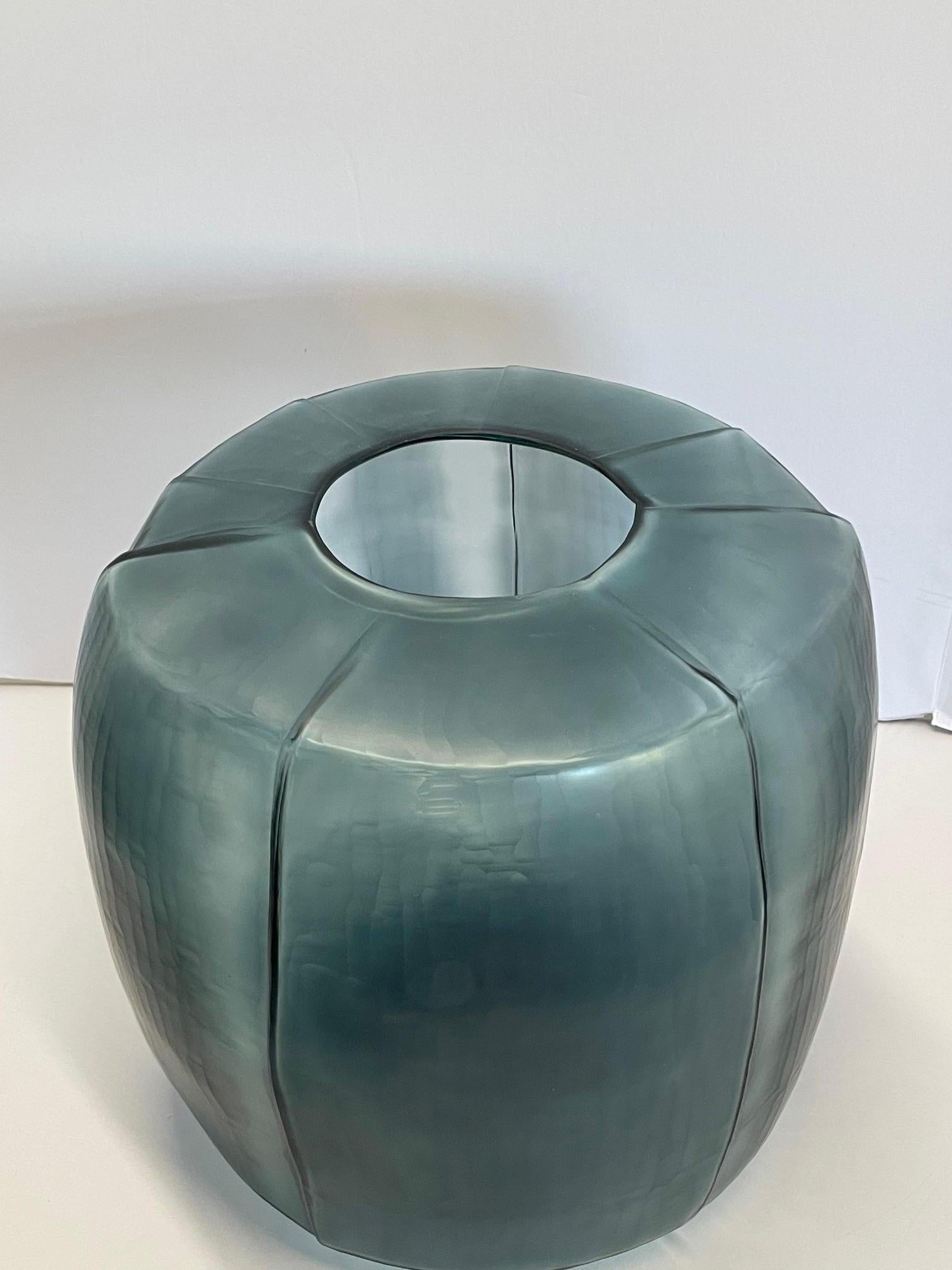XXI secolo e contemporaneo Vaso in vetro blu profondo a più lati, Romania, Contemporary in vendita