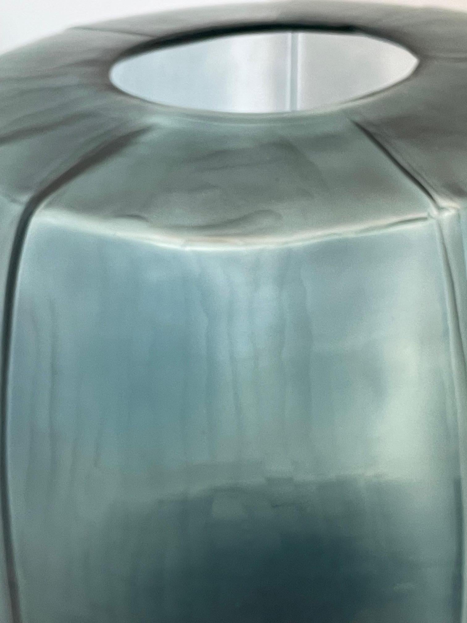 Vetro Vaso in vetro blu profondo a più lati, Romania, Contemporary in vendita