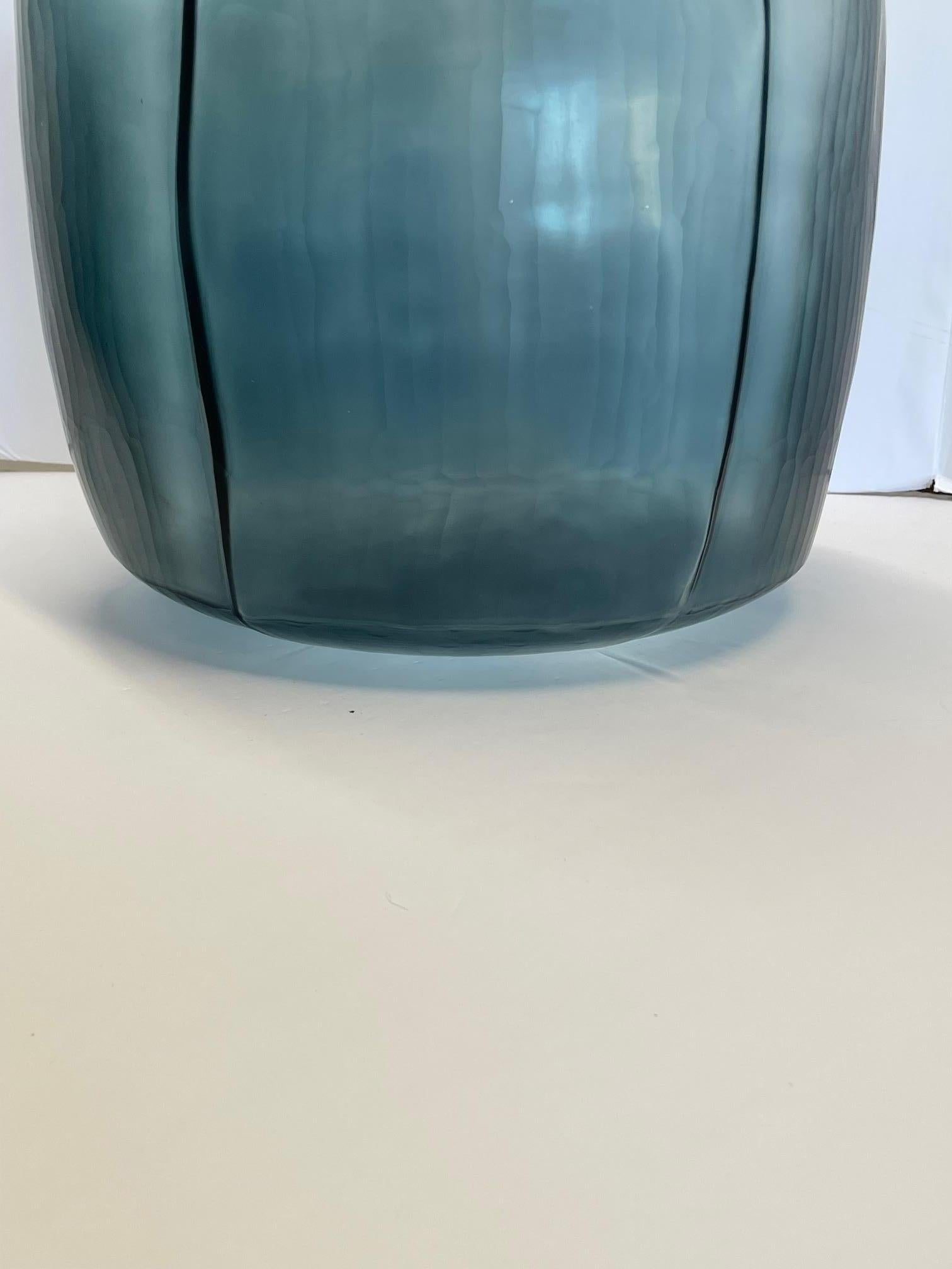 Vaso in vetro blu profondo a più lati, Romania, Contemporary in vendita 1