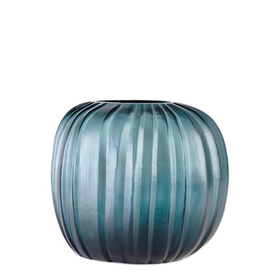 Vaso contemporaneo in vetro rumeno di colore blu intenso.
A forma di zucca con dettaglio a più coste verticali.
Può contenere acqua.
Fa parte di una grande collezione.