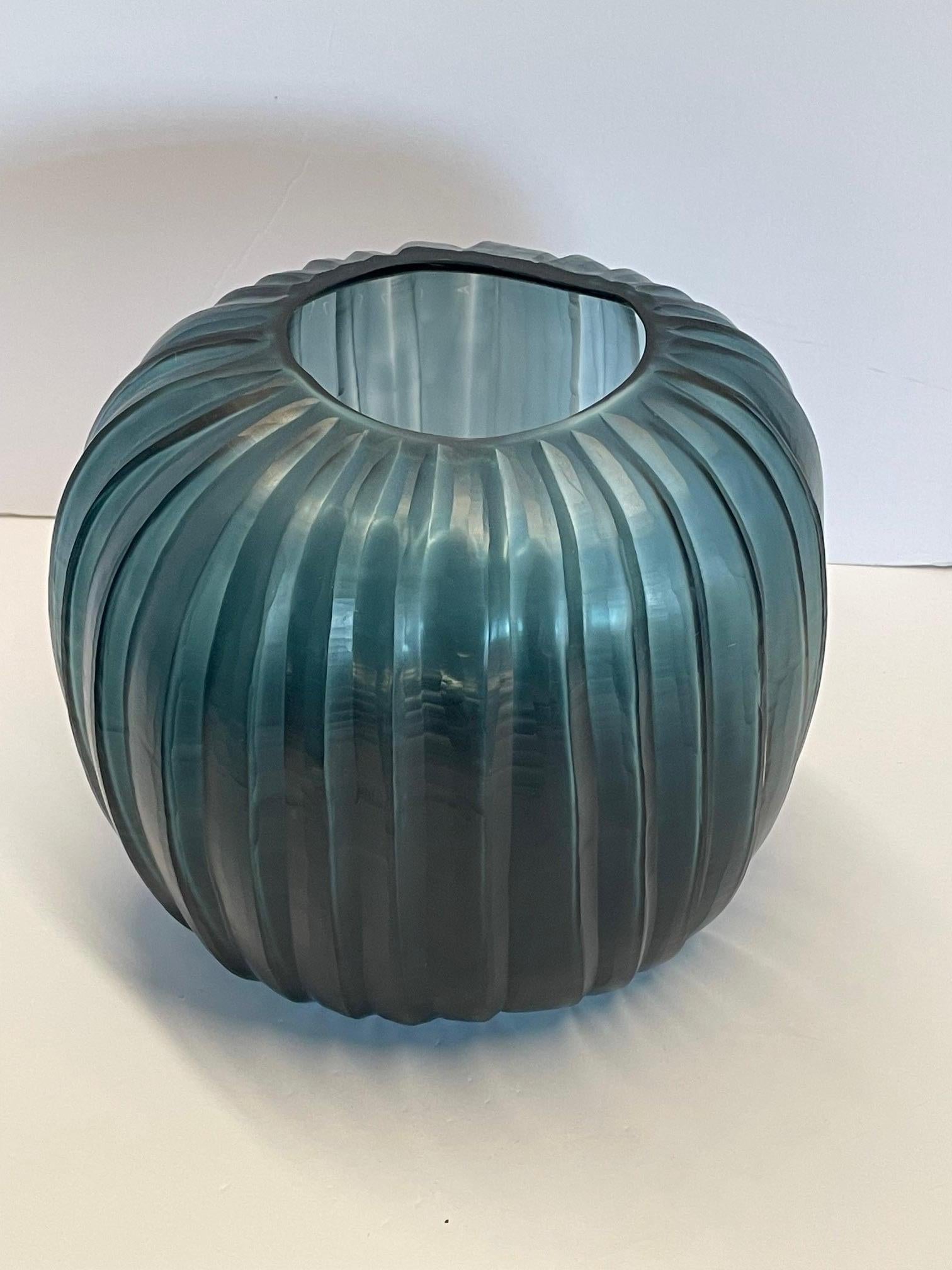 Romeno Vaso di vetro a forma di zucca a coste blu profondo, Romania, Contemporaneo in vendita
