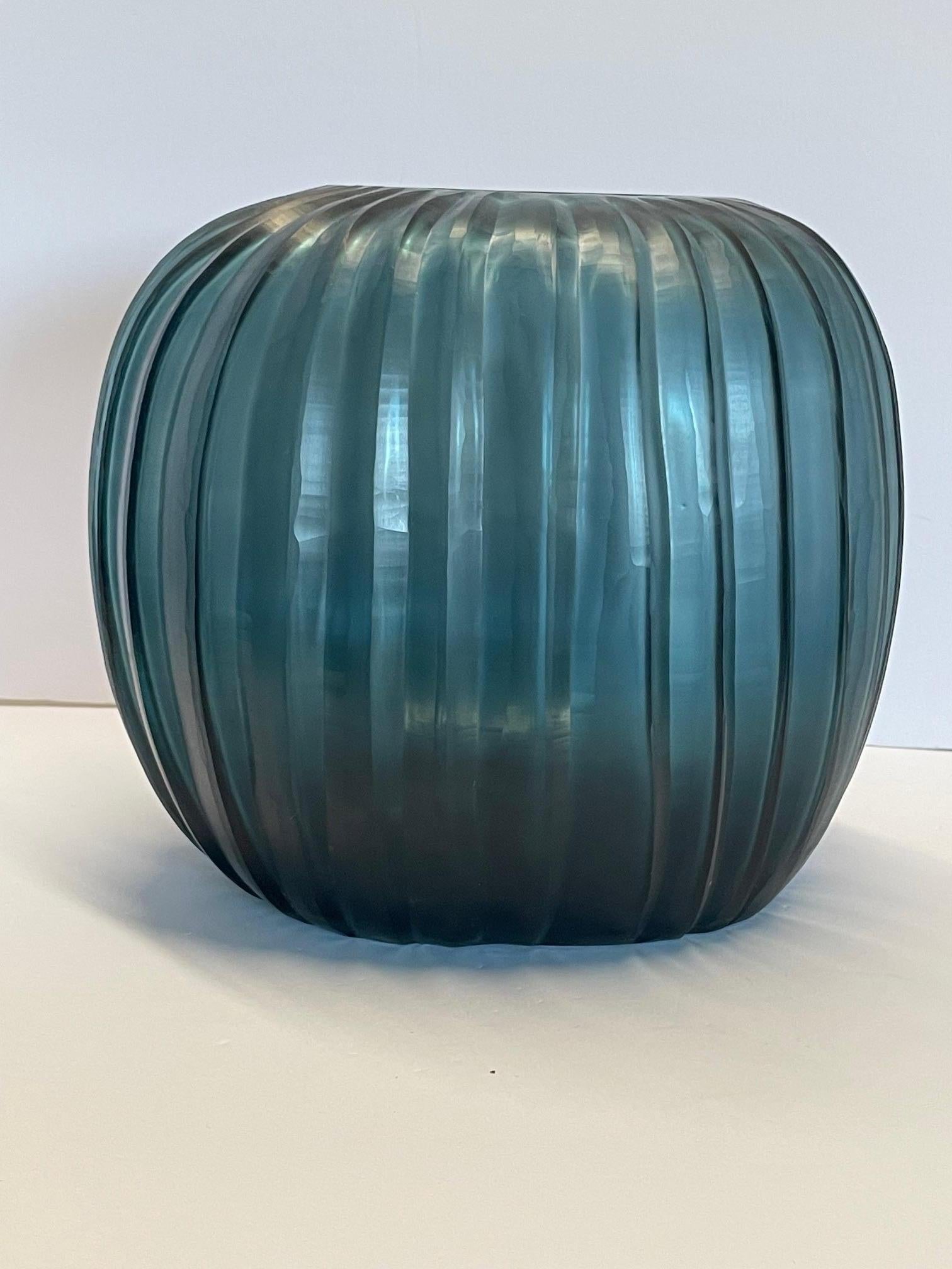 Vaso di vetro a forma di zucca a coste blu profondo, Romania, Contemporaneo In condizioni Nuovo in vendita a New York, NY