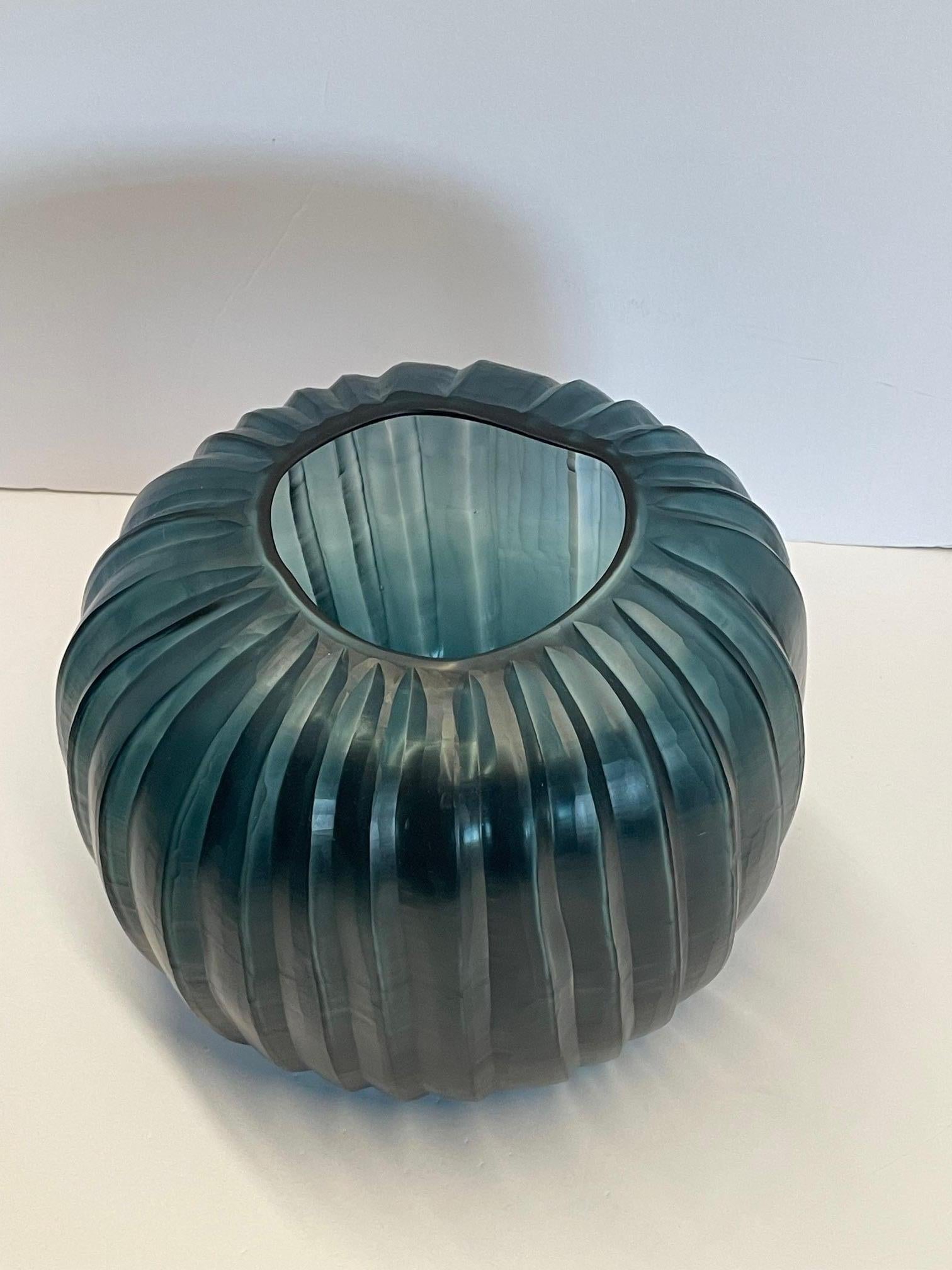 XXI secolo e contemporaneo Vaso di vetro a forma di zucca a coste blu profondo, Romania, Contemporaneo in vendita