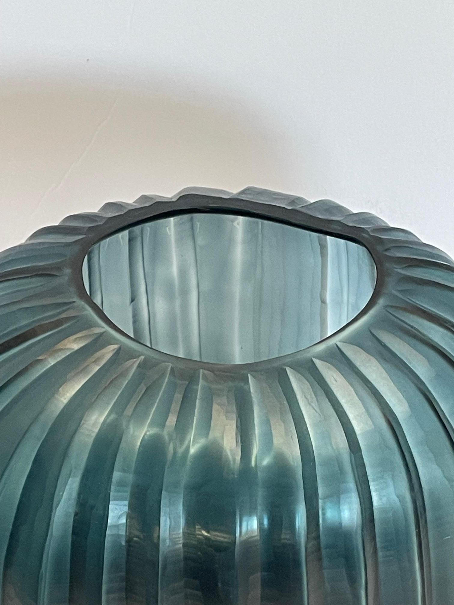 Vetro Vaso di vetro a forma di zucca a coste blu profondo, Romania, Contemporaneo in vendita