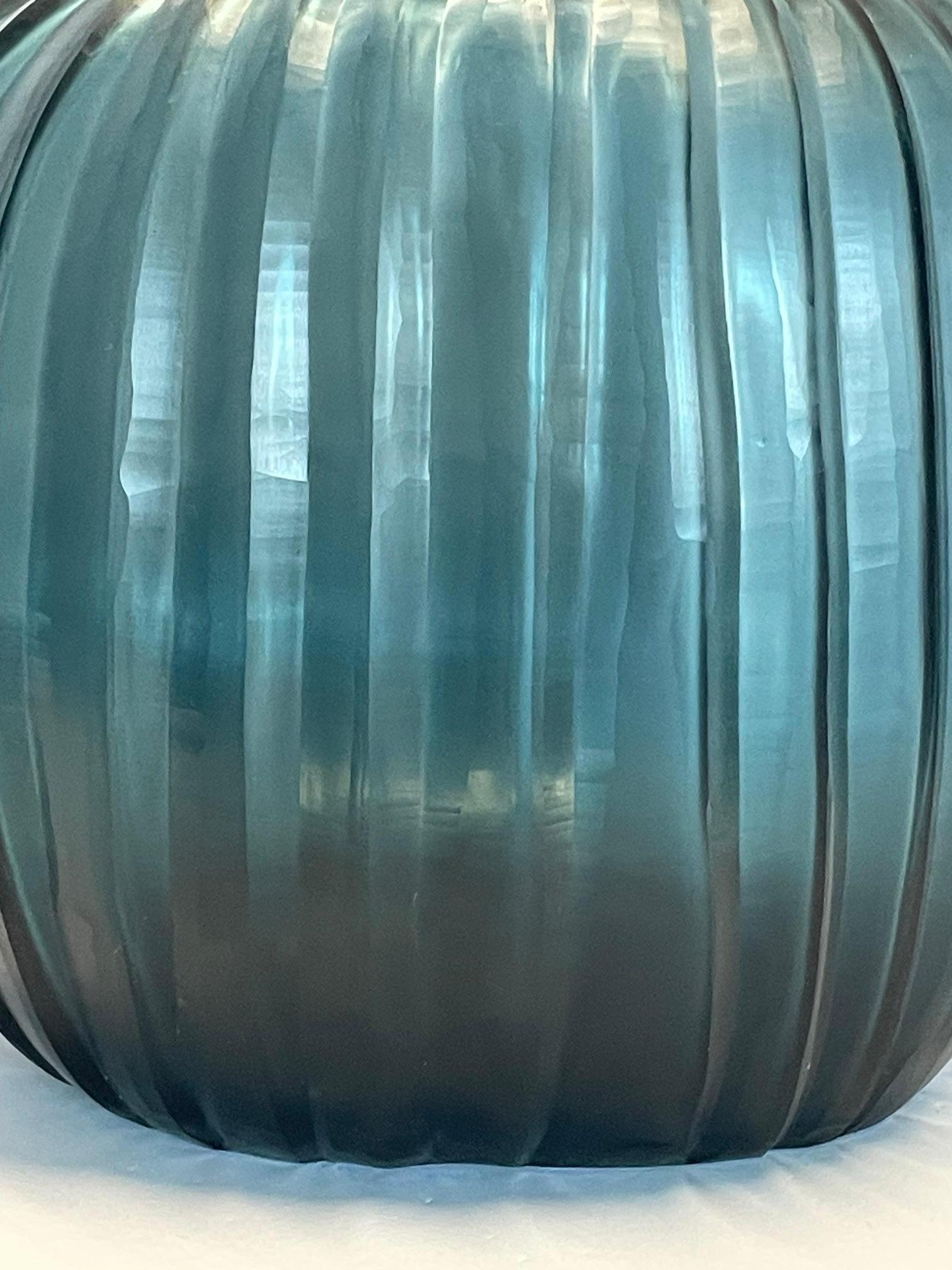 Vaso di vetro a forma di zucca a coste blu profondo, Romania, Contemporaneo in vendita 1