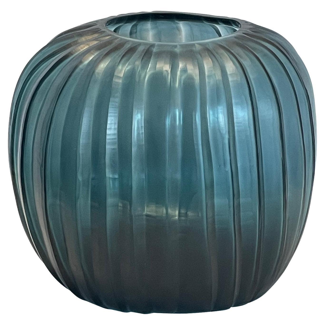 Vaso di vetro a forma di zucca a coste blu profondo, Romania, Contemporaneo