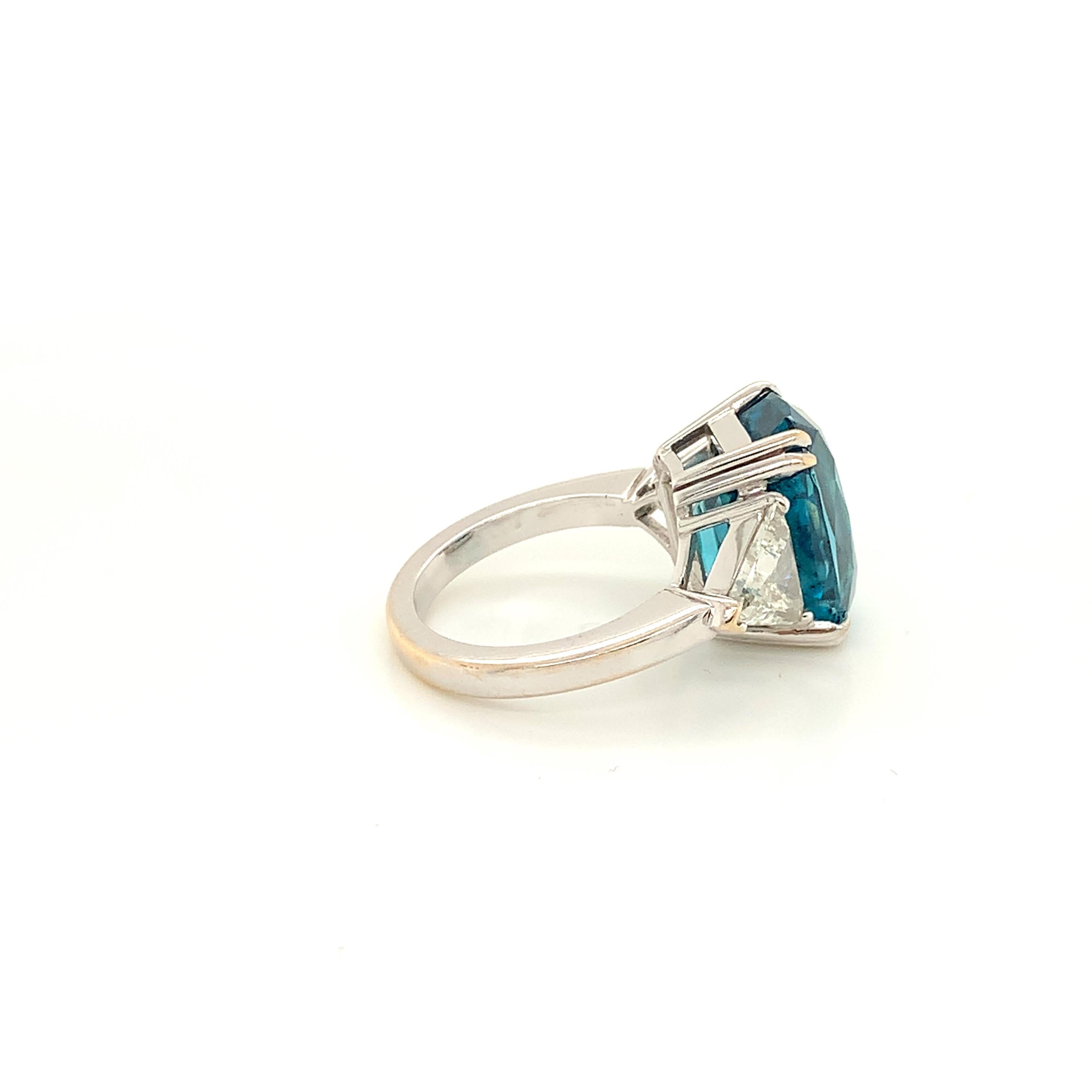 18 Karat Gold Deep Blue Zircon 16.61 Carat Ring with Diamonds 1.50 Carat In Excellent Condition For Sale In Geneva, CH